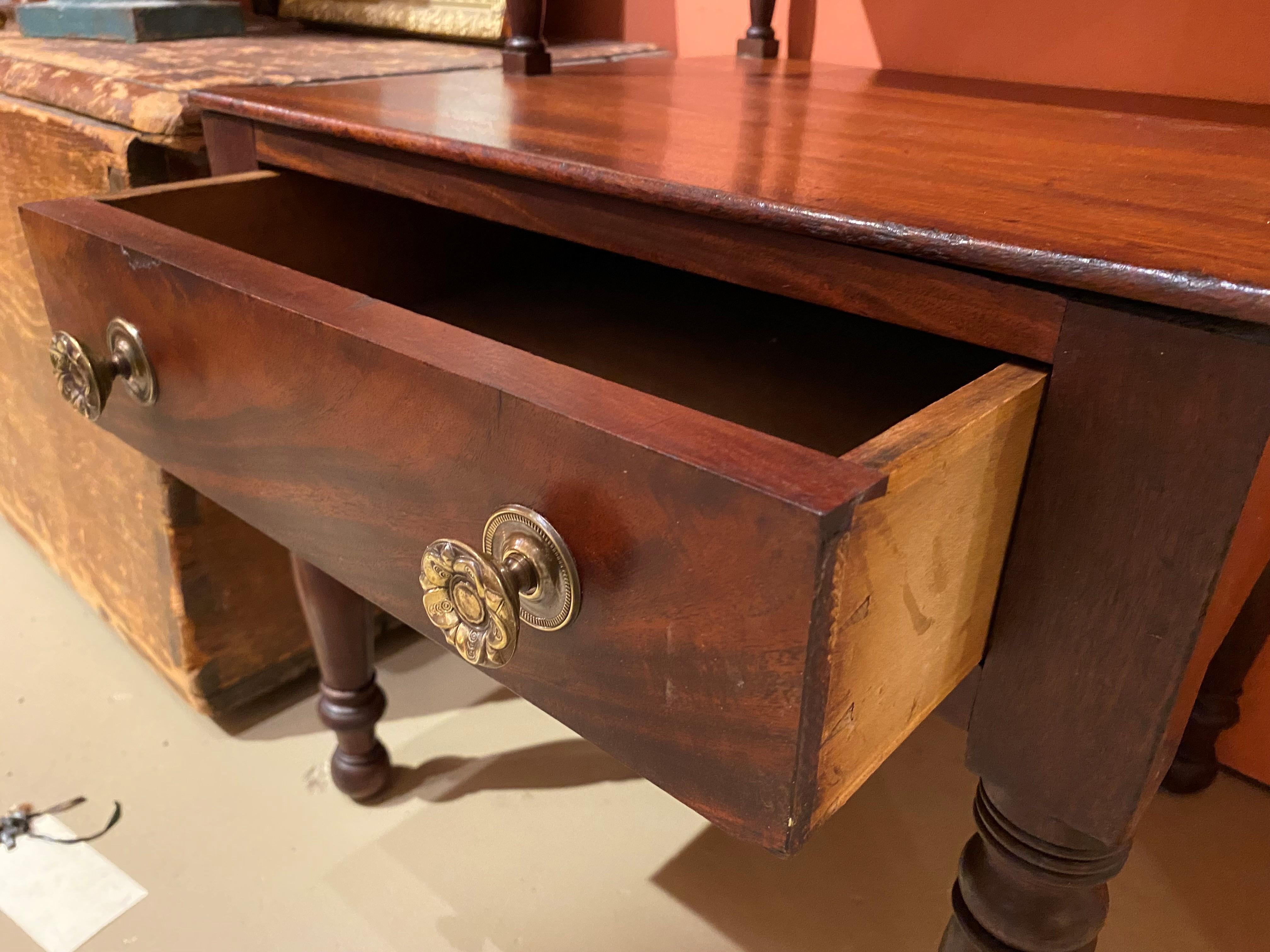 Rare 19th Century New York Mahogany One-Drawer Étagère with Four Shelves In Good Condition For Sale In Milford, NH