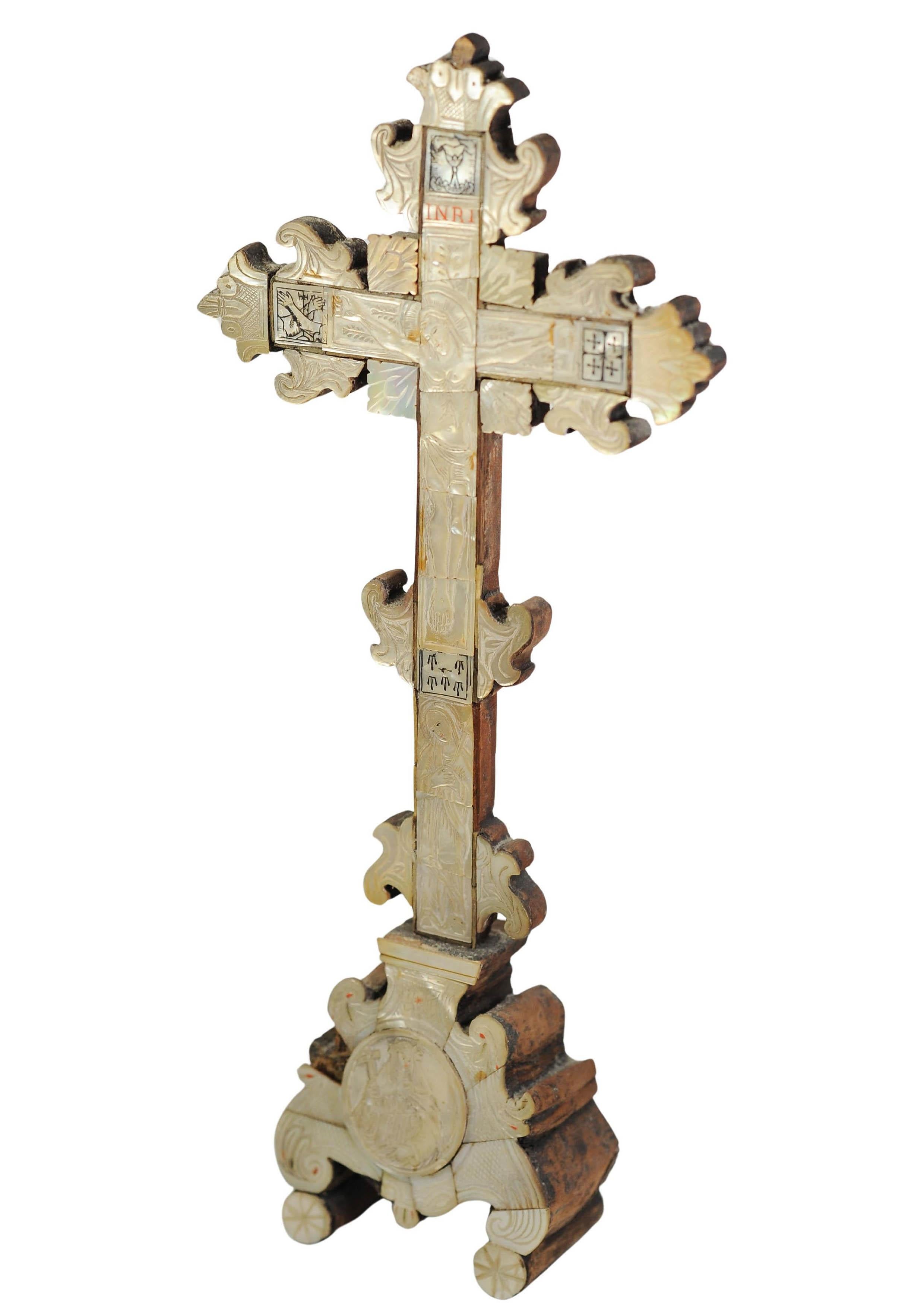 Raro Crucifijo de madera de olivo del siglo XIX Cruz de altar grabada y muy decorativa en venta 3