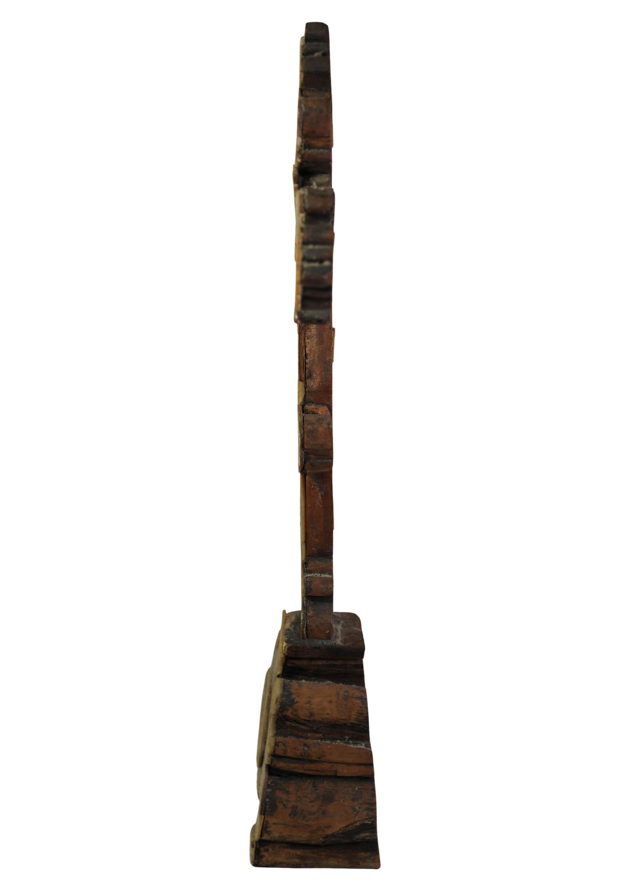Raro Crucifijo de madera de olivo del siglo XIX Cruz de altar grabada y muy decorativa en venta 4