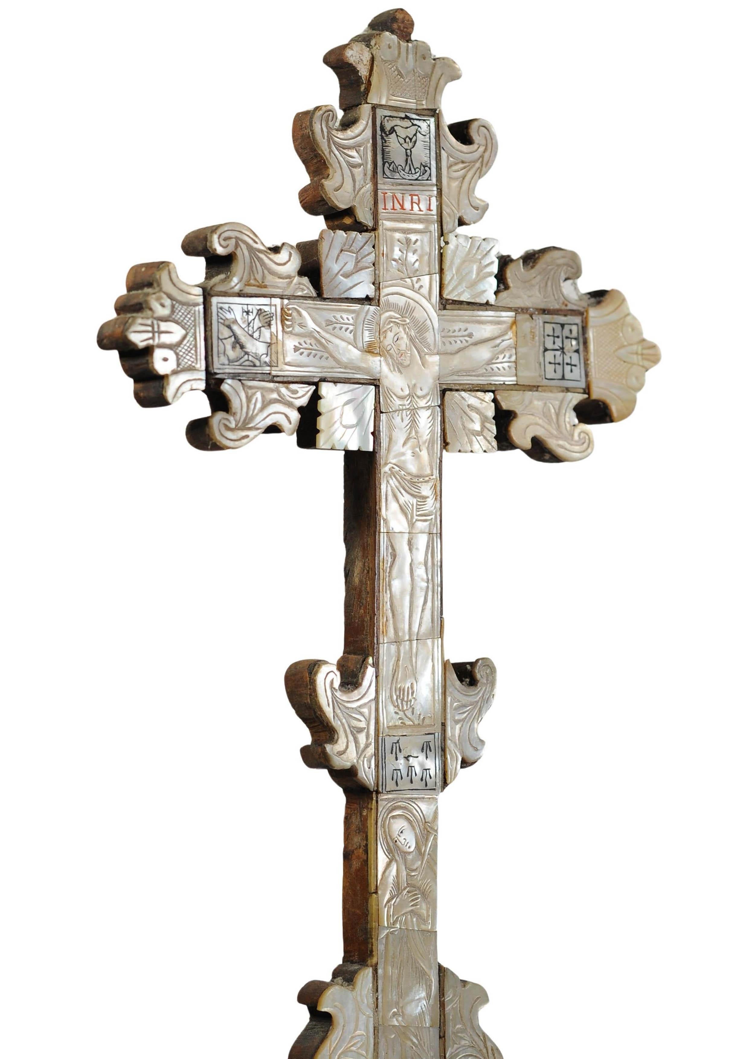 Raro Crucifijo de madera de olivo del siglo XIX Cruz de altar grabada y muy decorativa en venta 5