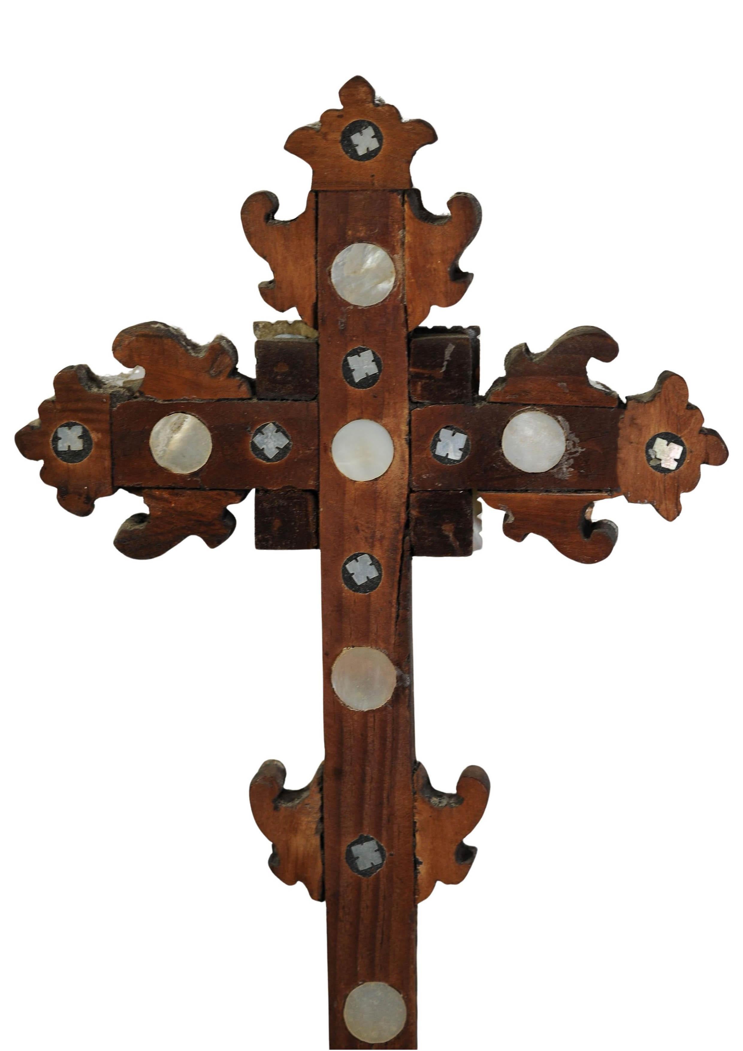 Raro Crucifijo de madera de olivo del siglo XIX Cruz de altar grabada y muy decorativa en venta 7