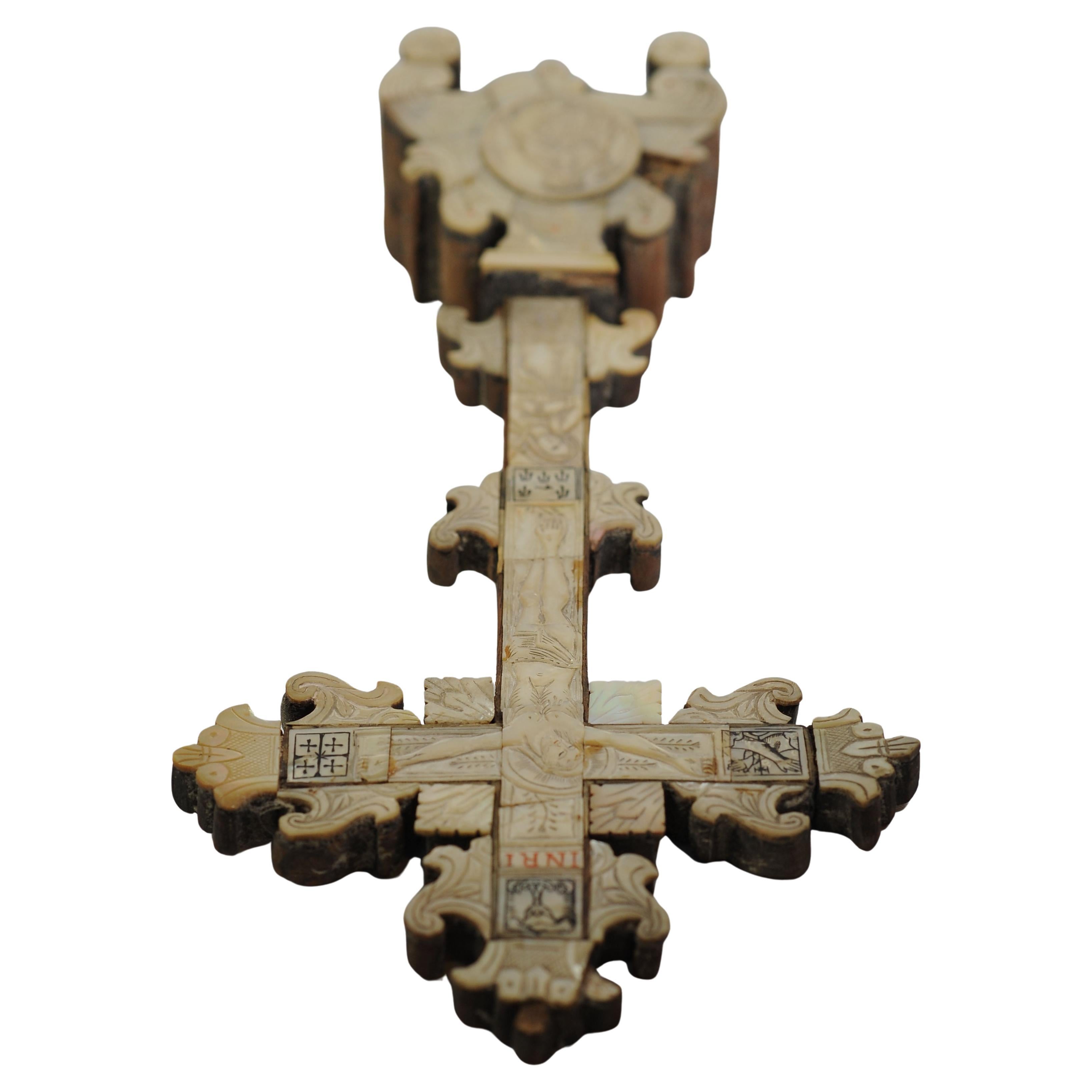 Rara Cruz Crucificada de Jerusalén del Siglo XIX, Altamente Decorativa y Montada en un Marco de Madera de Olivo, Grabada con Jesús y una Santa Figura


