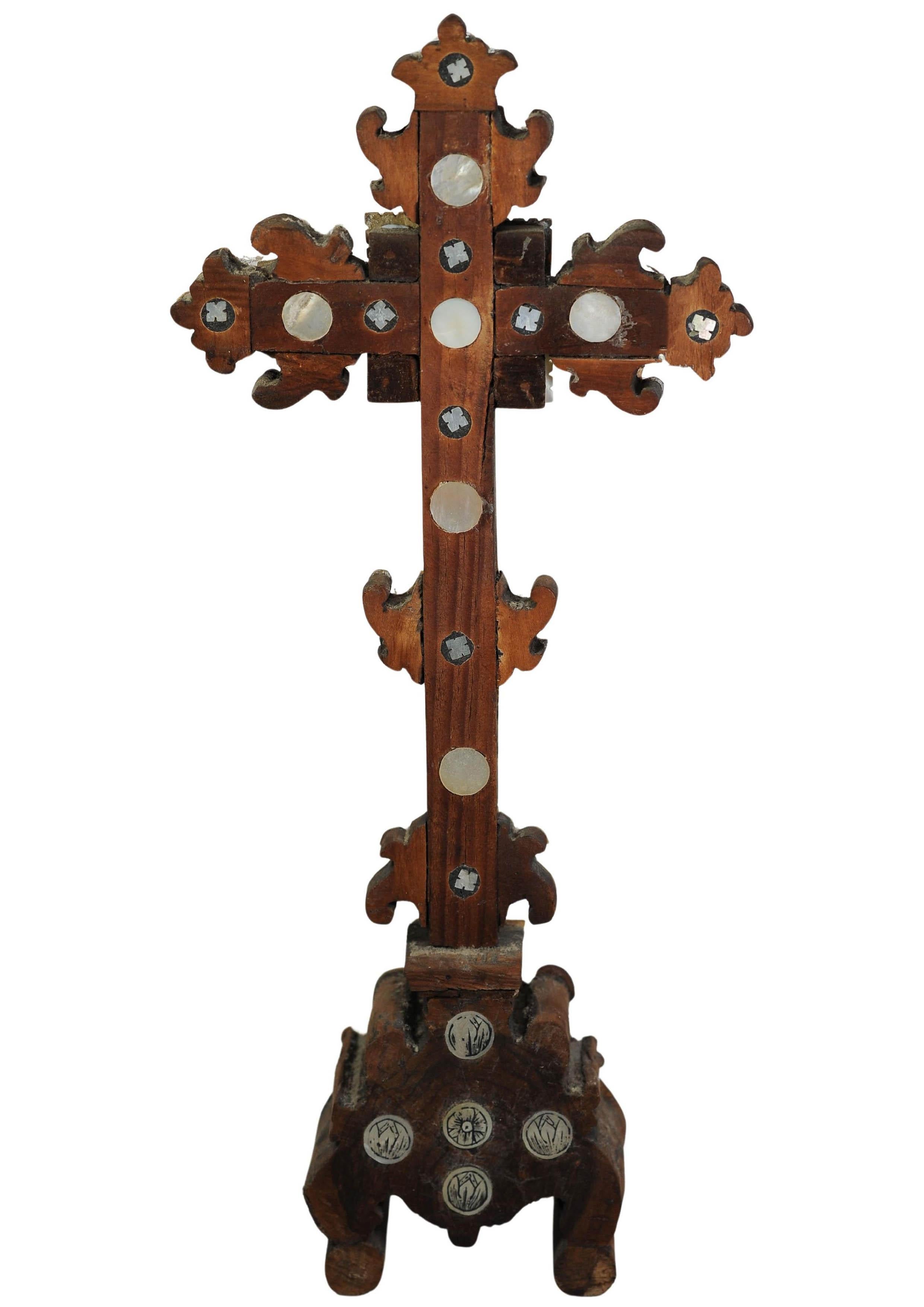 Raro Crucifijo de madera de olivo del siglo XIX Cruz de altar grabada y muy decorativa Victoriano en venta