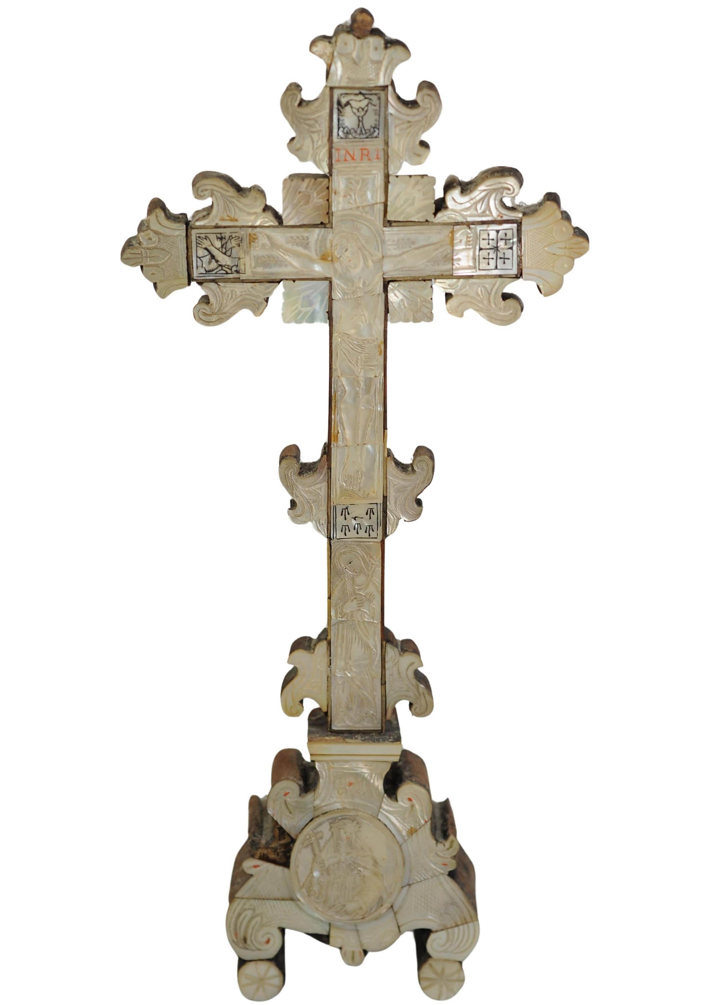 Raro Crucifijo de madera de olivo del siglo XIX Cruz de altar grabada y muy decorativa Israelí en venta