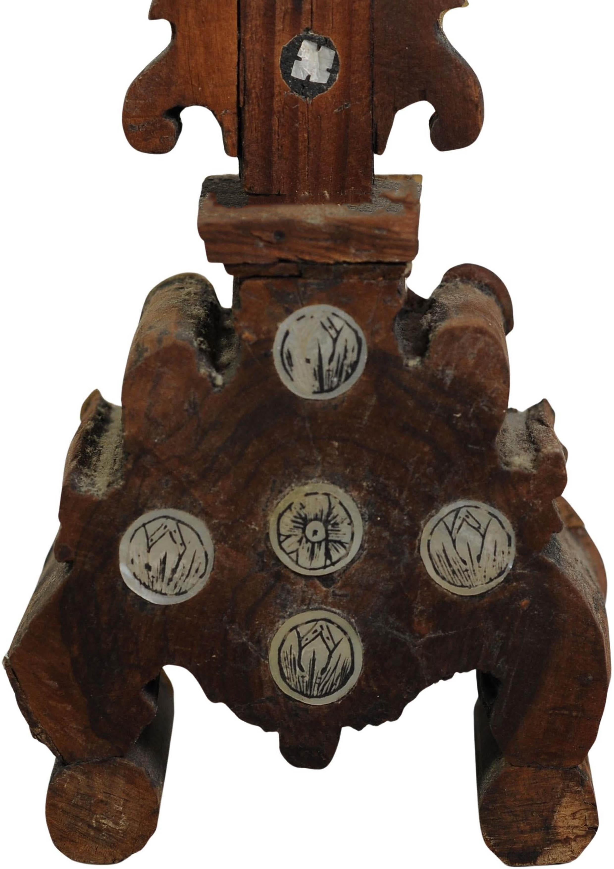 Raro Crucifijo de madera de olivo del siglo XIX Cruz de altar grabada y muy decorativa Tallado en venta