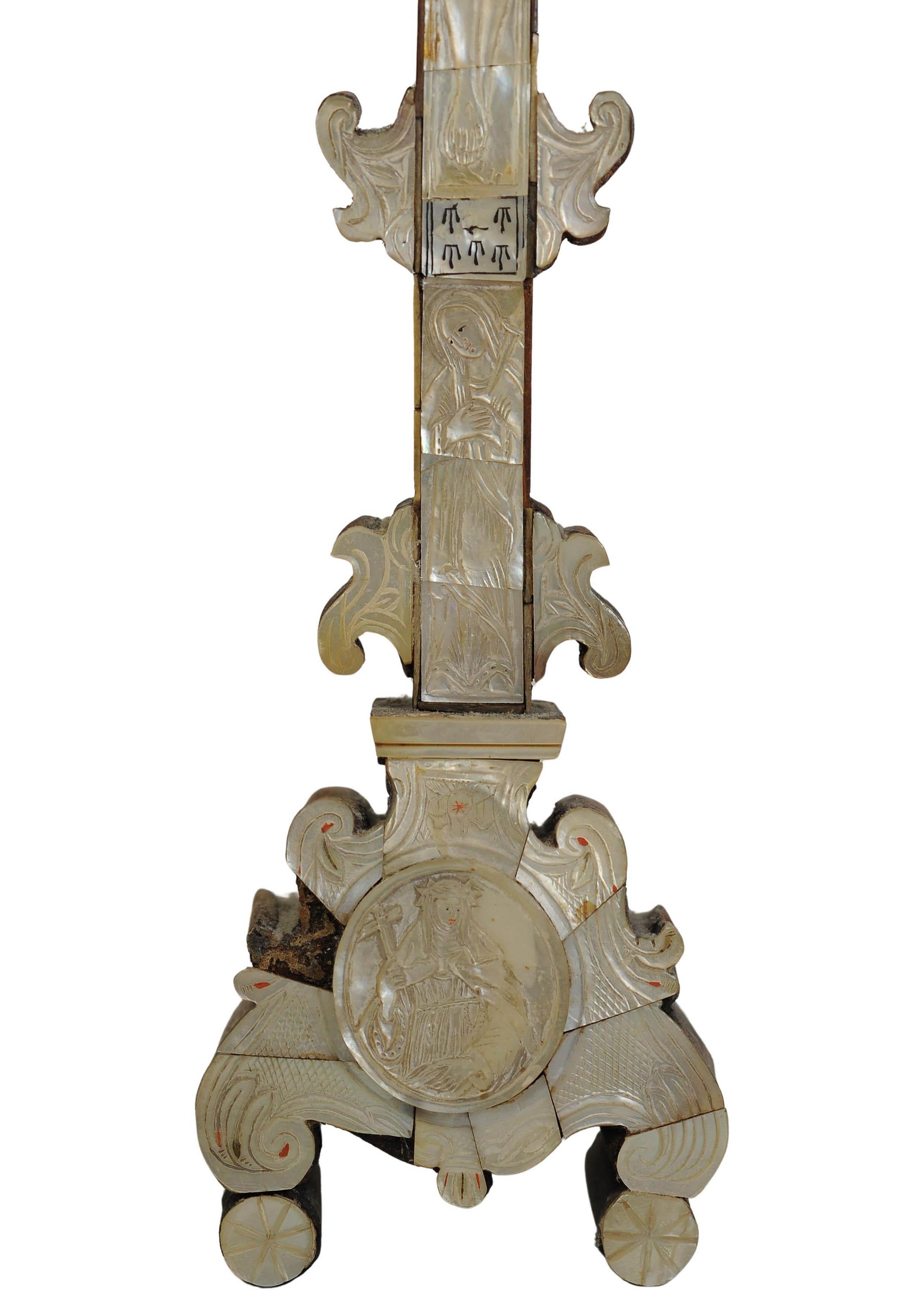 Raro Crucifijo de madera de olivo del siglo XIX Cruz de altar grabada y muy decorativa Madera en venta