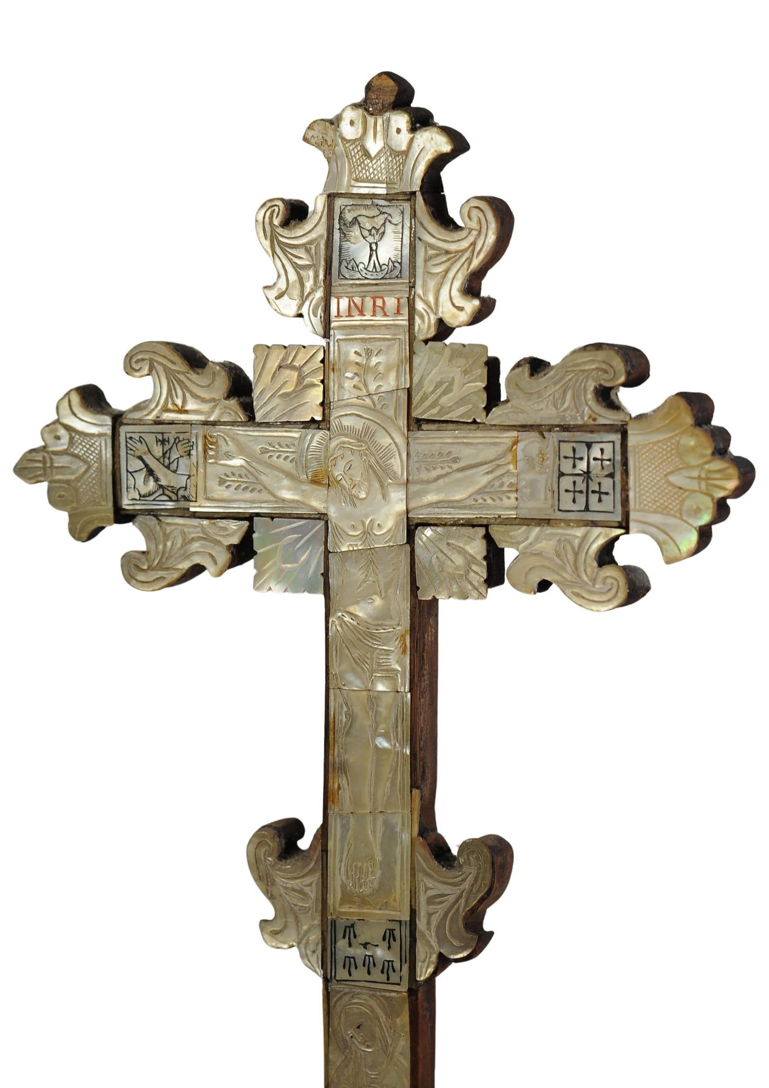 Raro Crucifijo de madera de olivo del siglo XIX Cruz de altar grabada y muy decorativa en venta 1