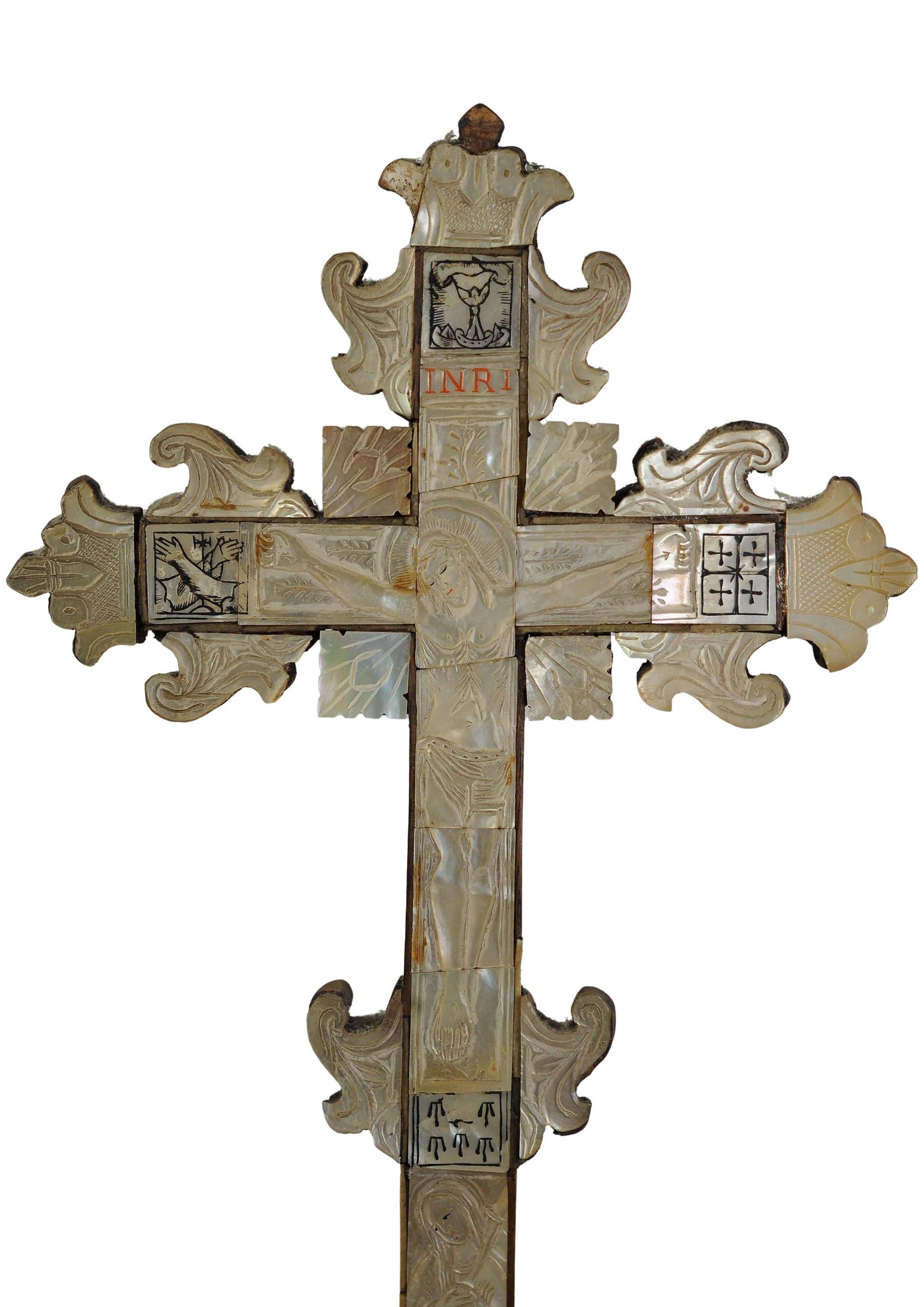 Raro Crucifijo de madera de olivo del siglo XIX Cruz de altar grabada y muy decorativa en venta 2