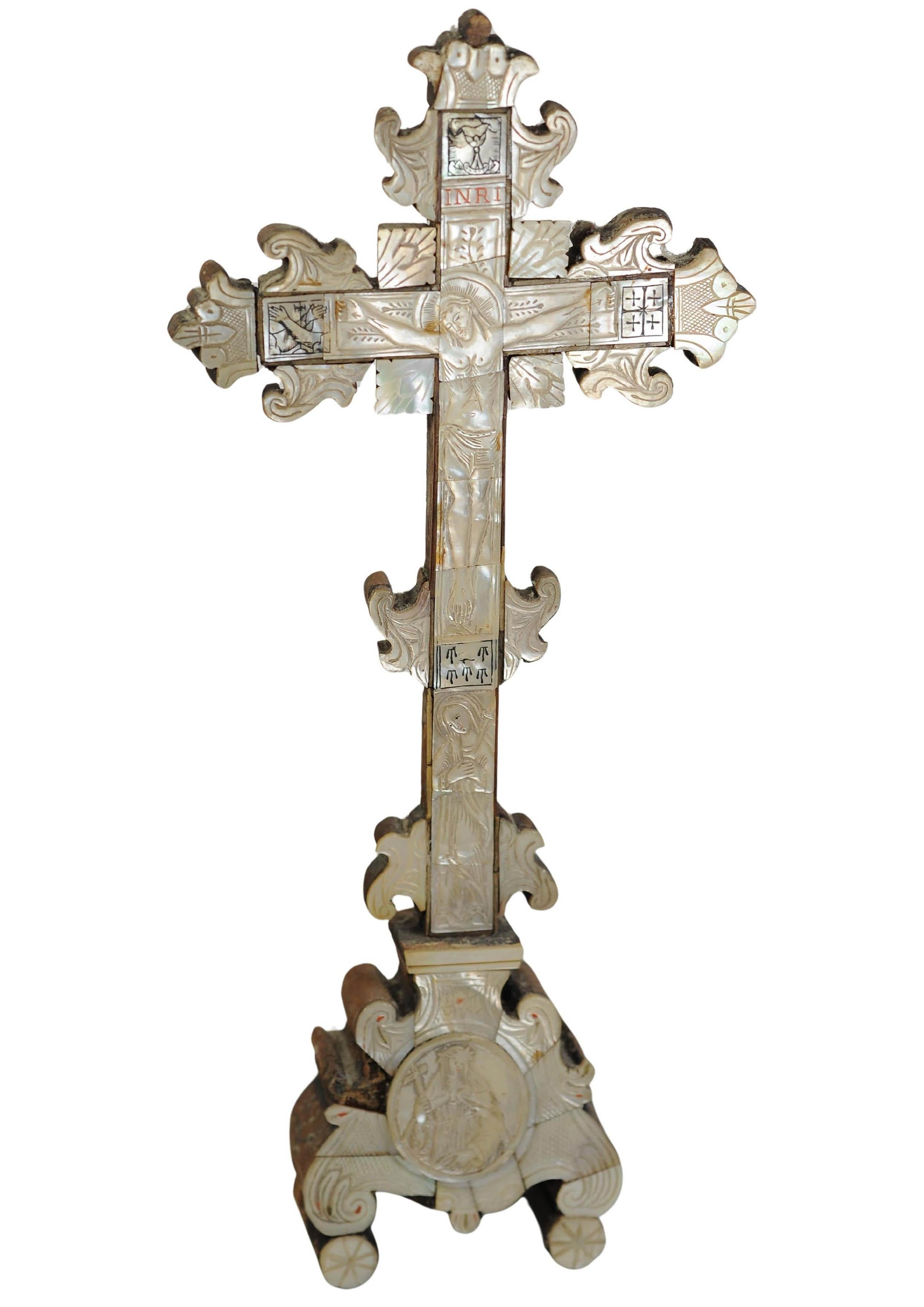 Raro Crucifijo de madera de olivo del siglo XIX Cruz de altar grabada y muy decorativa en venta