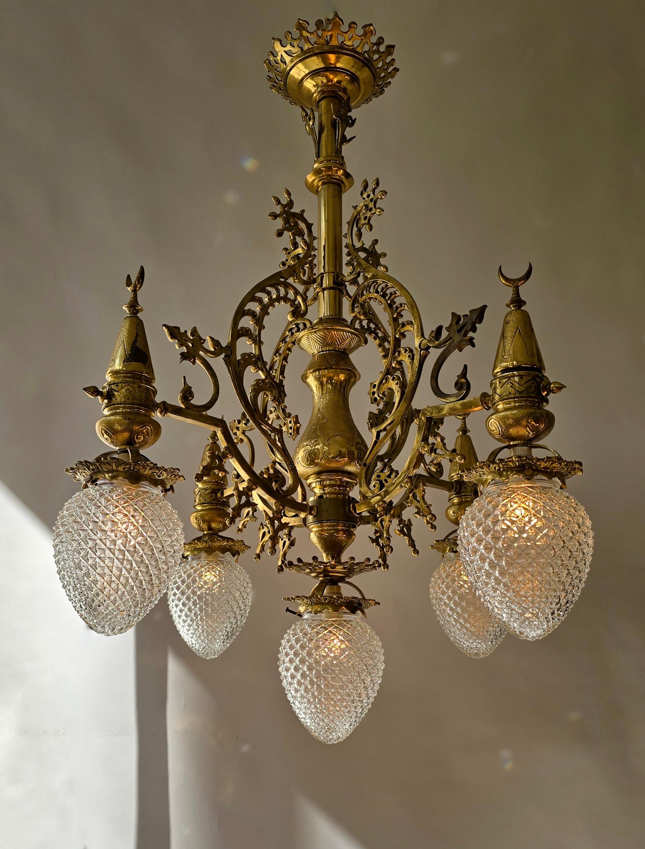Victorian Rare 19th-Century Ottoman-Style Gas Chandelier in Brass and Cut Crystal Glass For Sale