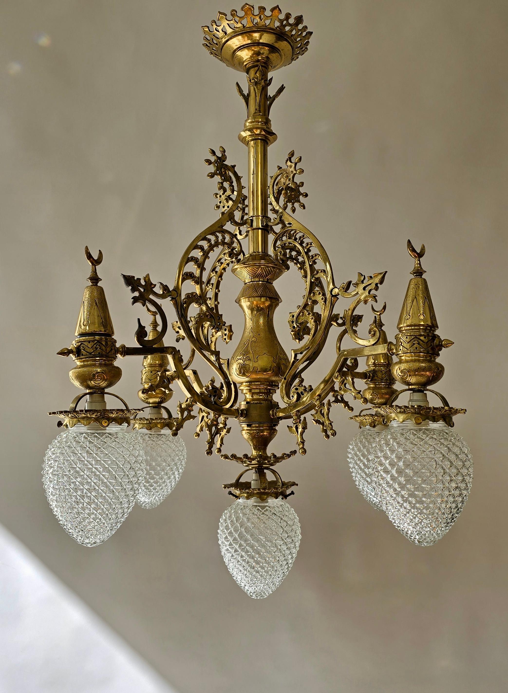 Rare 19th-Century Ottoman-Style Gas Chandelier in Brass and Cut Crystal Glass In Good Condition For Sale In Antwerp, BE