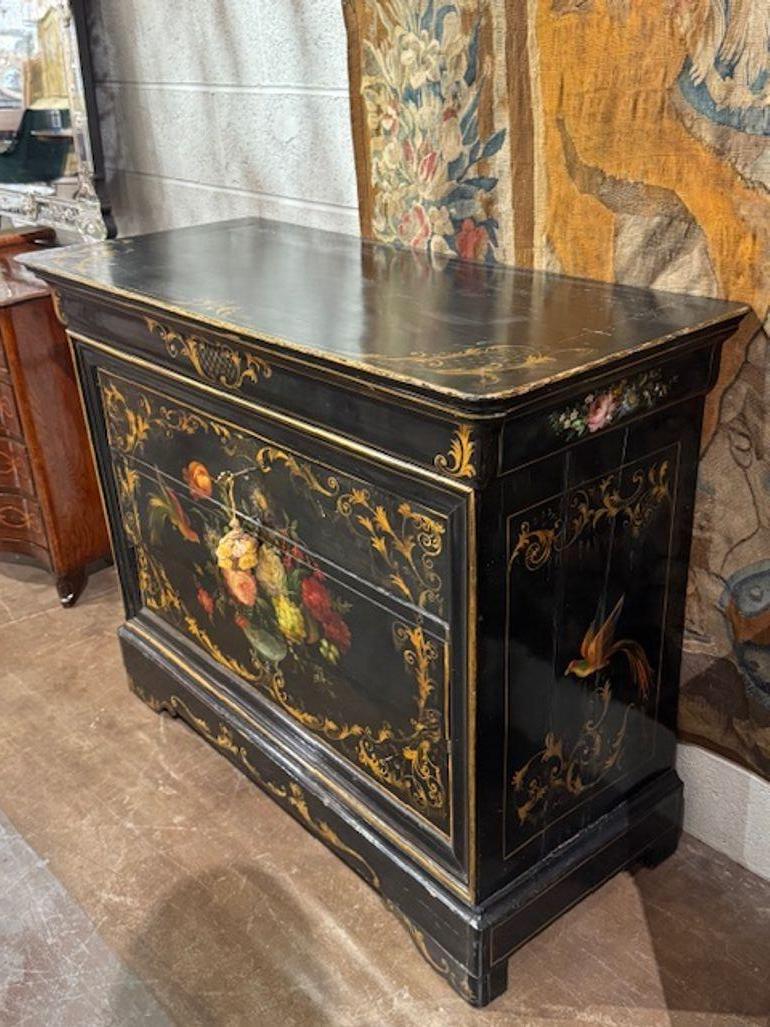 Muy buscada por su rareza e importancia histórica, esta cómoda Louis Philippe pintada en el siglo XIX muestra intrincados detalles y una elegancia atemporal. Pintada en laca negra con un diseño floral pintado a mano.  ¡Muy especial!  Alrededor de