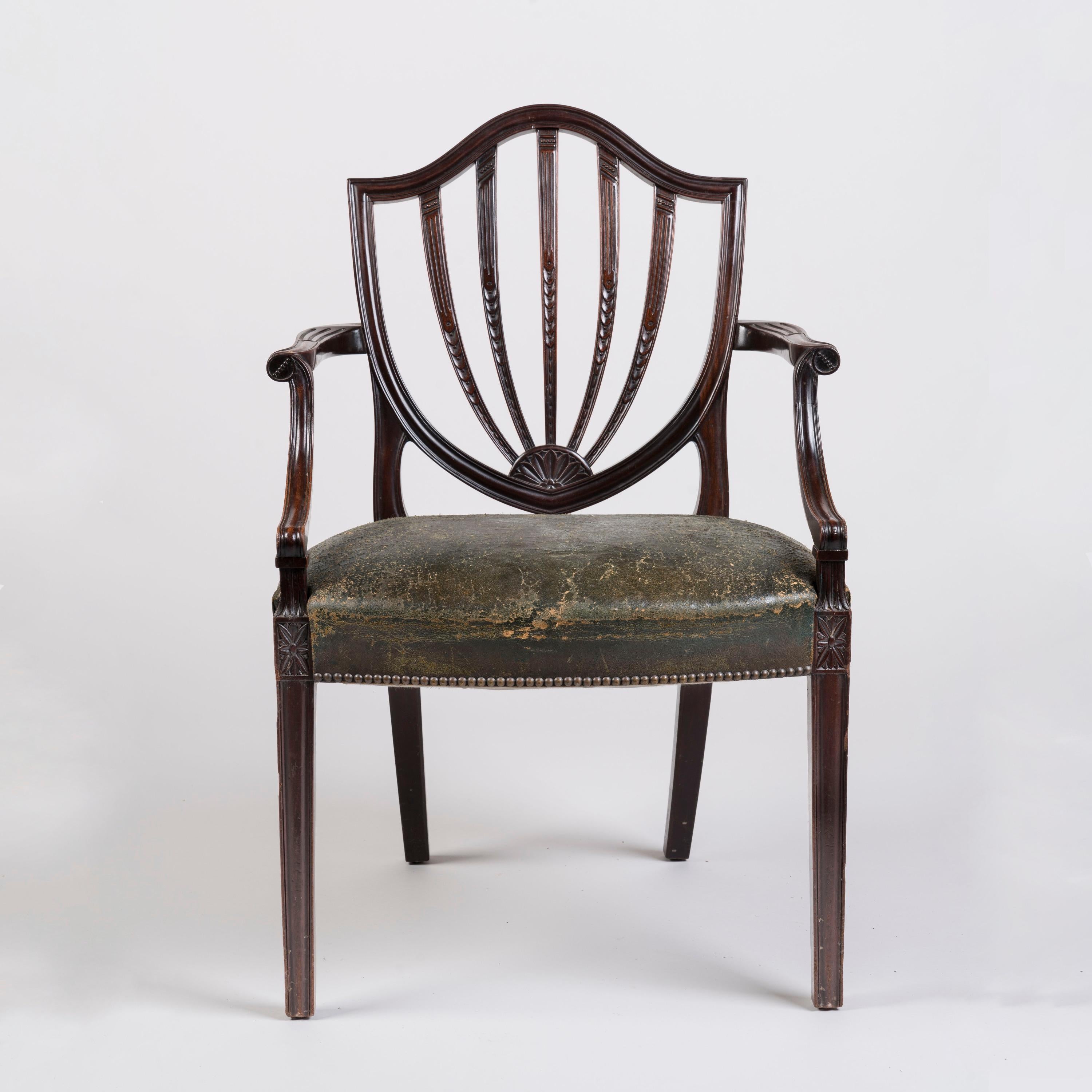 Seltener Satz von 12 Mahagoni-Esszimmerstühlen aus dem 19. Jahrhundert im georgianischen Stil im Angebot 1