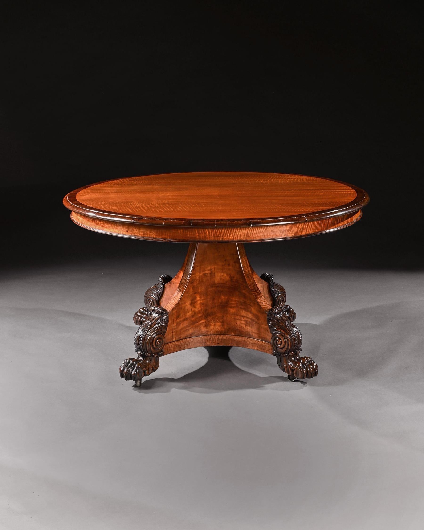 Ein seltener und fein konstruierter runder Tisch aus satiniertem Holz, wahrscheinlich von Henry Thomas Peters aus Genua.

Italien, um 1830.

Die kreisförmige Kippplatte mit einem fein ausgewählten Zuschnitt aus Westindischem Satinholzfurnier mit