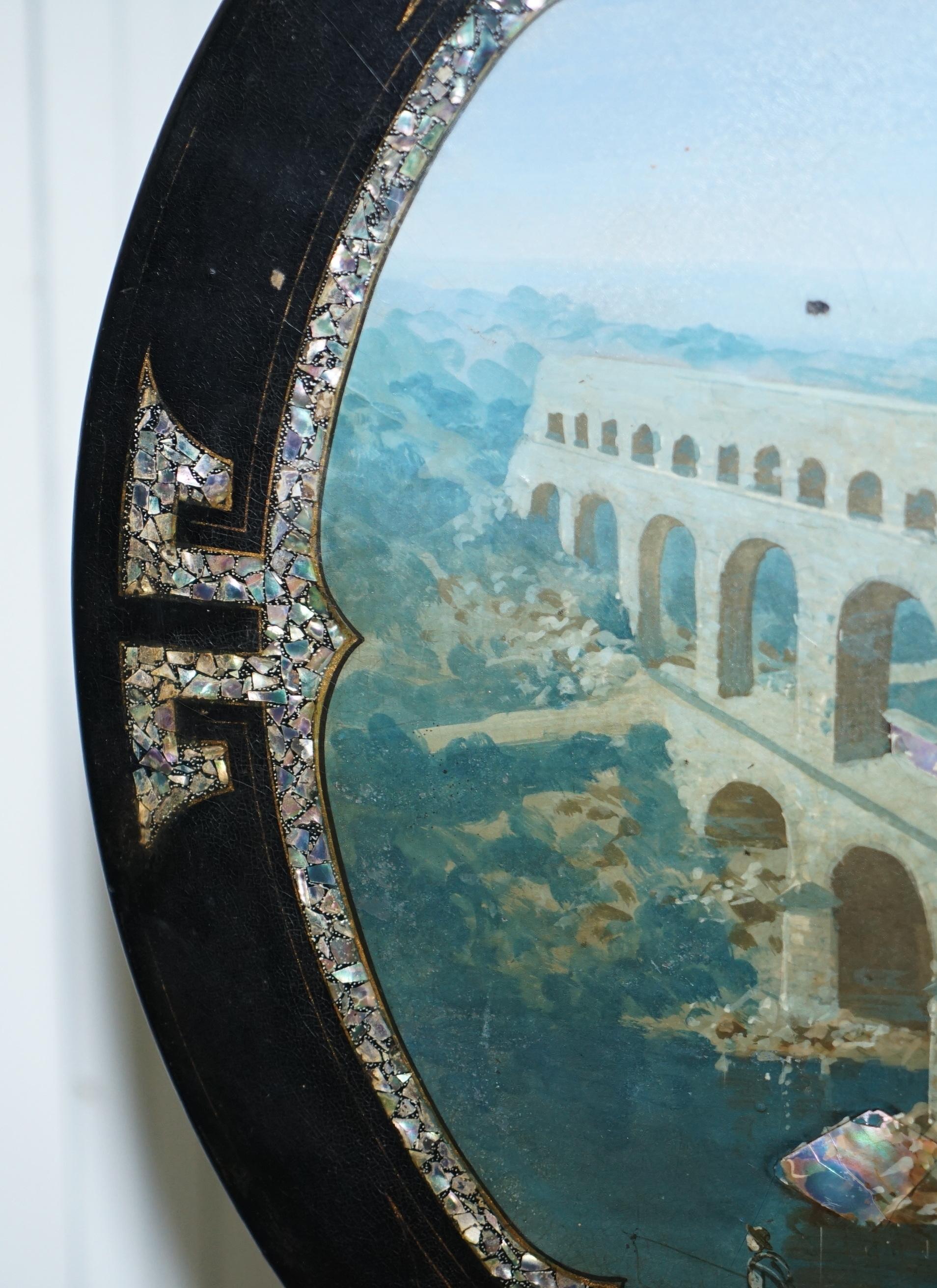 Seltene 19. Jahrhundert Pont Du Gard Aquädukt Grand Tour Perlmutt Tripod Tisch (Französisch) im Angebot