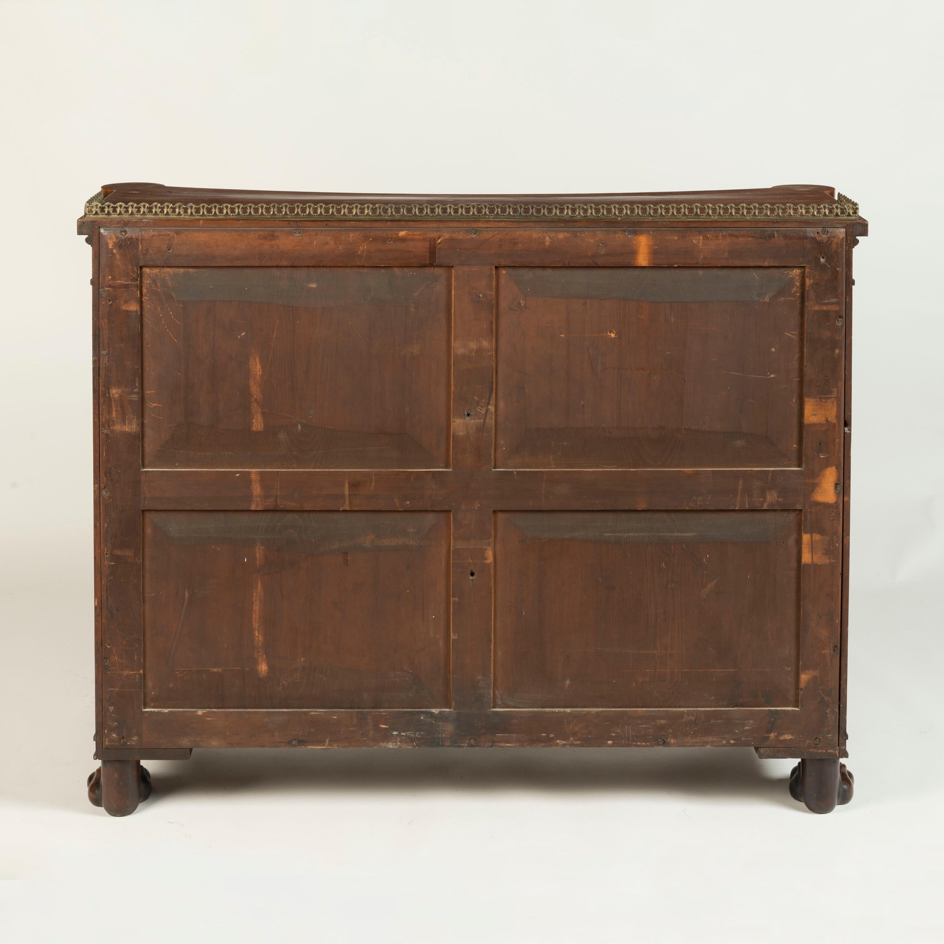 XIXe siècle Rare armoire latérale concave Regency du 19ème siècle en acajou avec accents en laiton en vente
