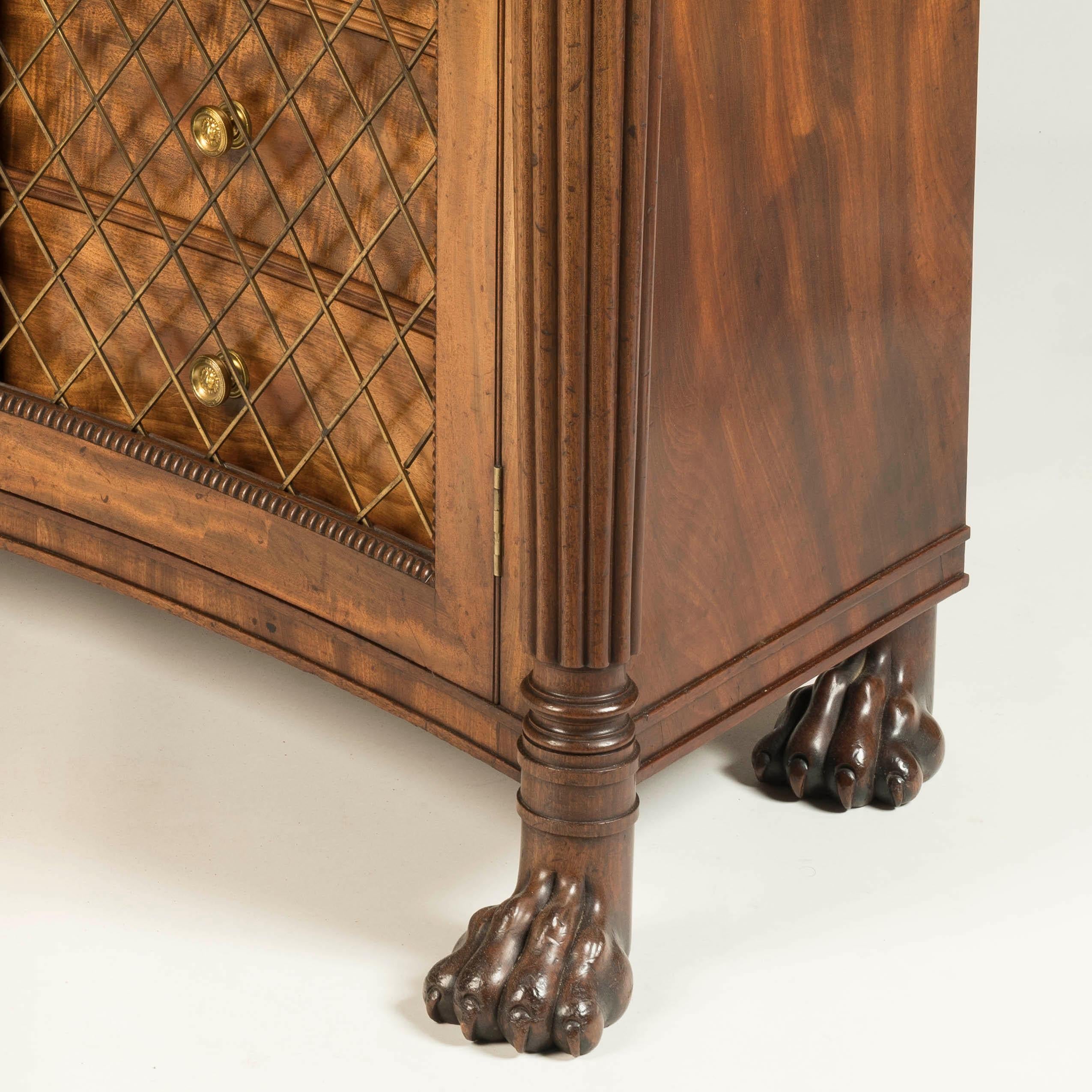 Laiton Rare armoire latérale concave Regency du 19ème siècle en acajou avec accents en laiton en vente