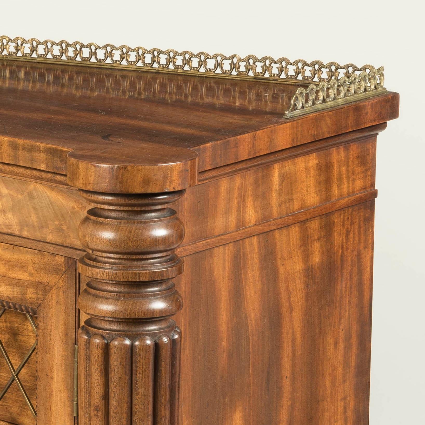 Rare armoire latérale concave Regency du 19ème siècle en acajou avec accents en laiton en vente 1