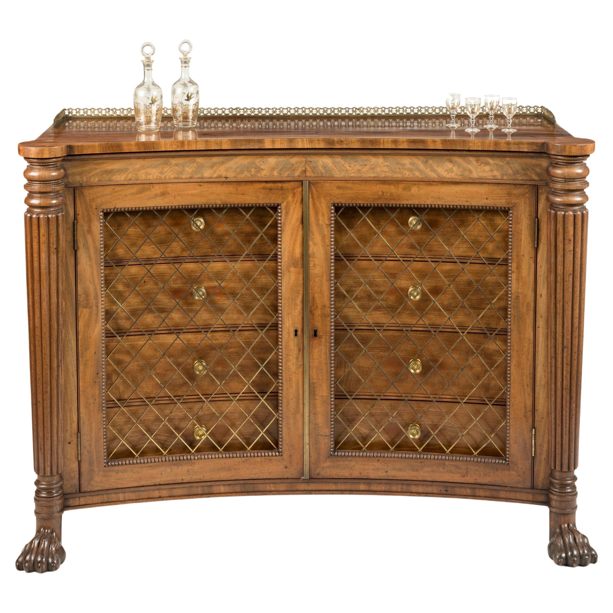 Rare armoire latérale concave Regency du 19ème siècle en acajou avec accents en laiton en vente