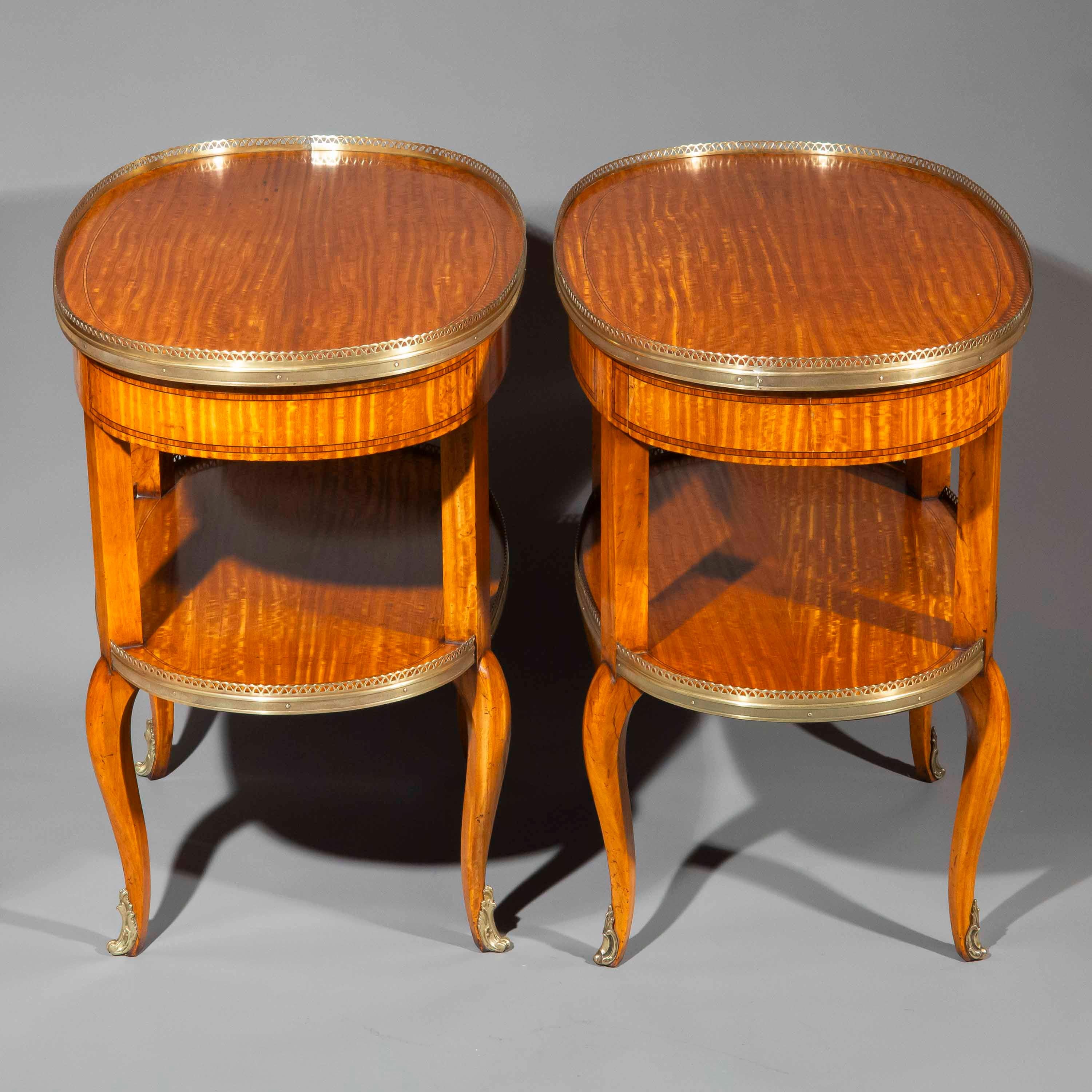 Raras mesas auxiliares de madera satinada del siglo XIX, circa 1880 Latón en venta