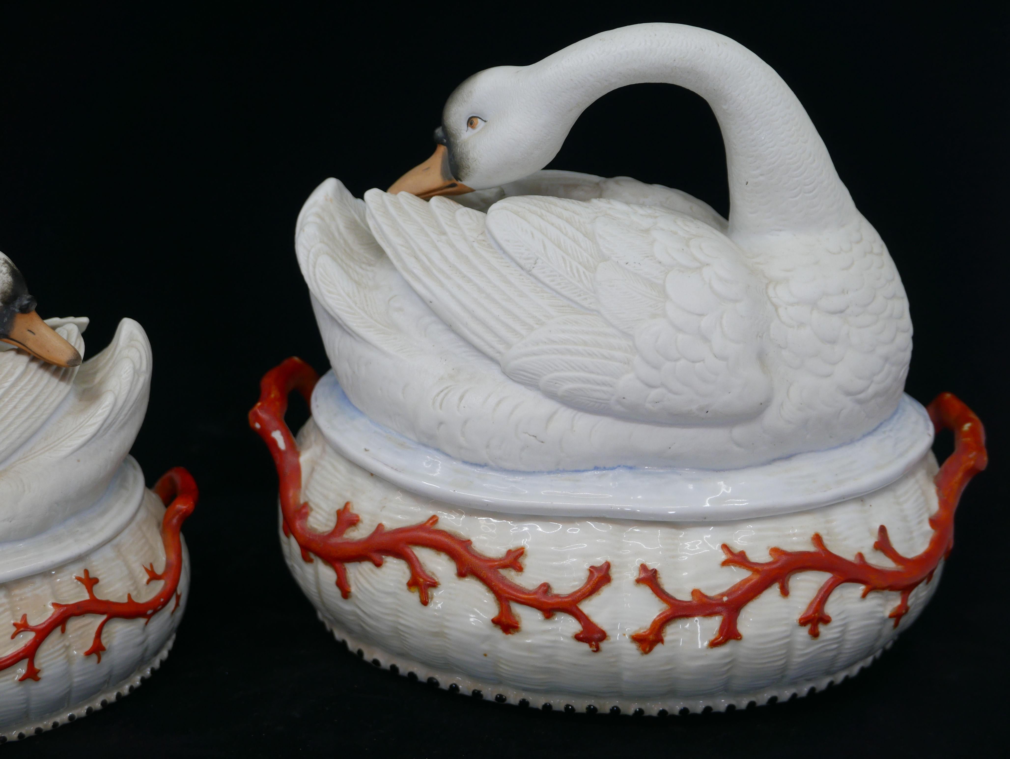 Vernissé Rare ensemble de soupières en forme de Swan du Staffordshire, datant du 19e siècle en vente