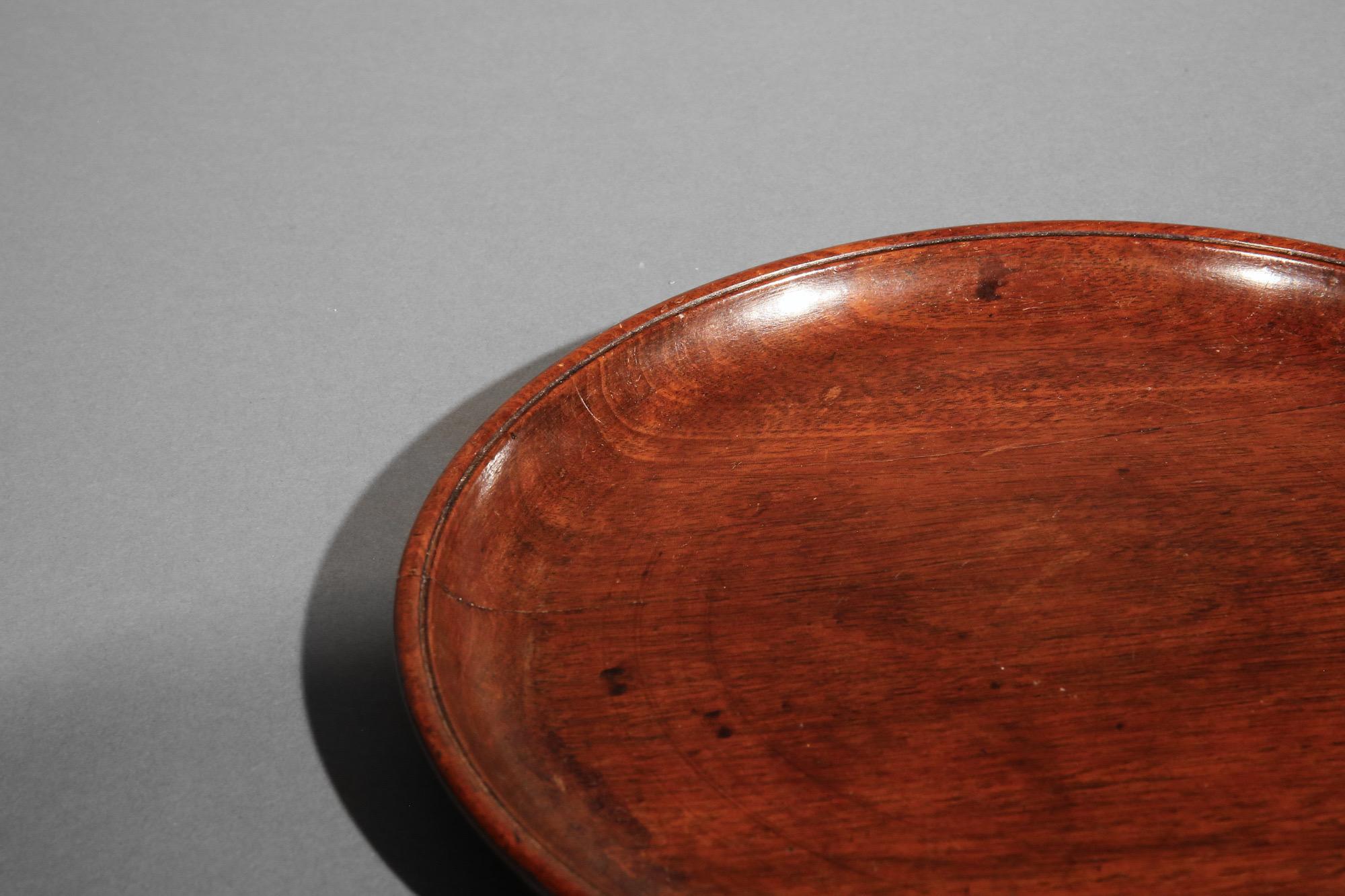 Un raro vassoio circolare di piccole dimensioni del XIX secolo.

Perché ci piace

Semplice e utile complemento d'arredo.

Dimensioni 

Diametro: 24,5 cm
Altezza: 2,25cm / 1