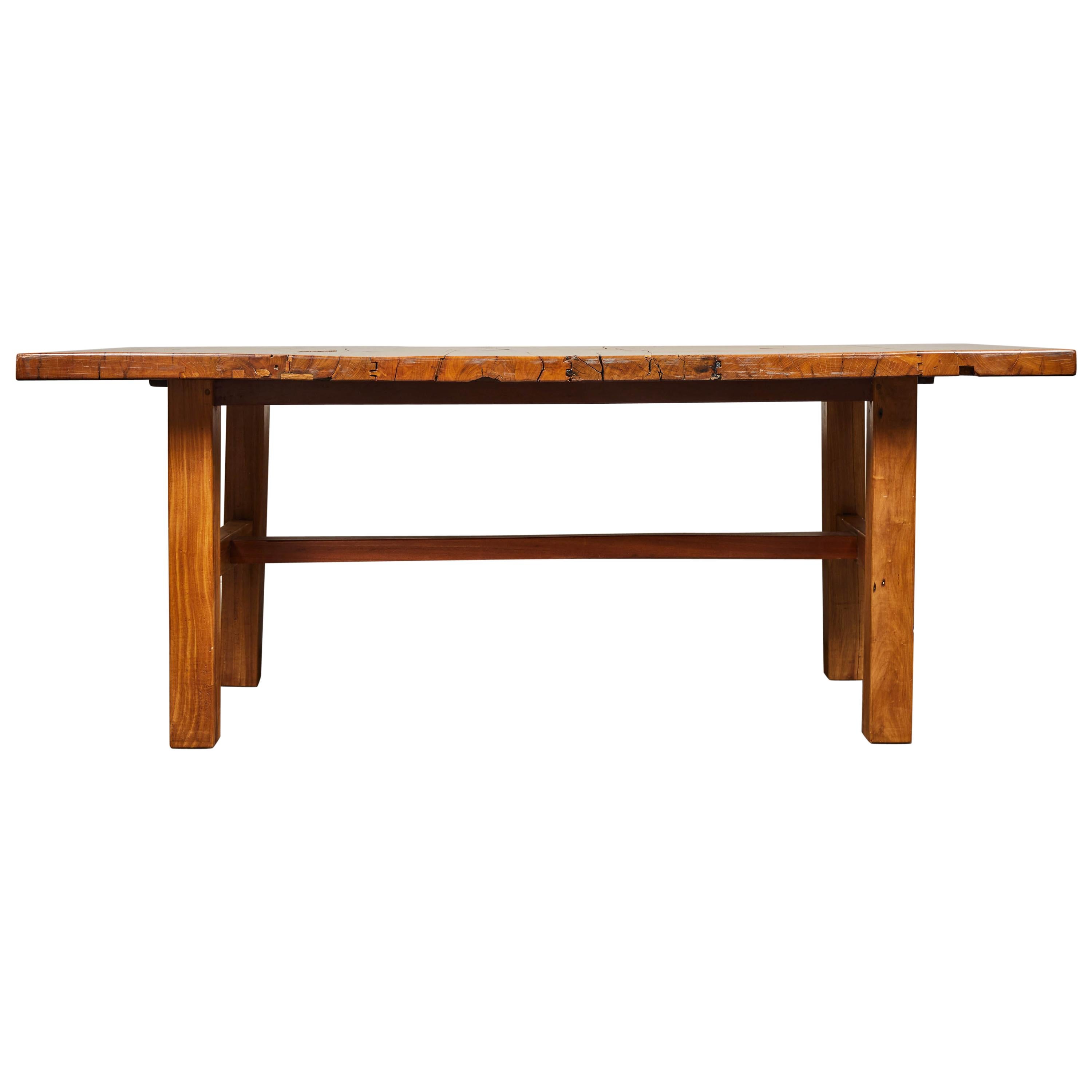 Rare table en bois massif moulé du 19ème siècle