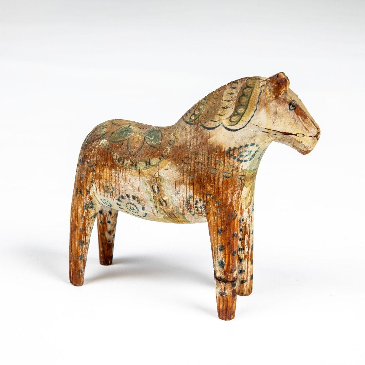 Raro cavallo Dala intagliato a mano in legno di pino con vernice policroma originale.
Svezia, circa 1840.

La tradizione dei cavalli Dala in legno intagliato risale al XVI secolo: il primo esempio conosciuto risale al 1560.
Intorno al 1830, i