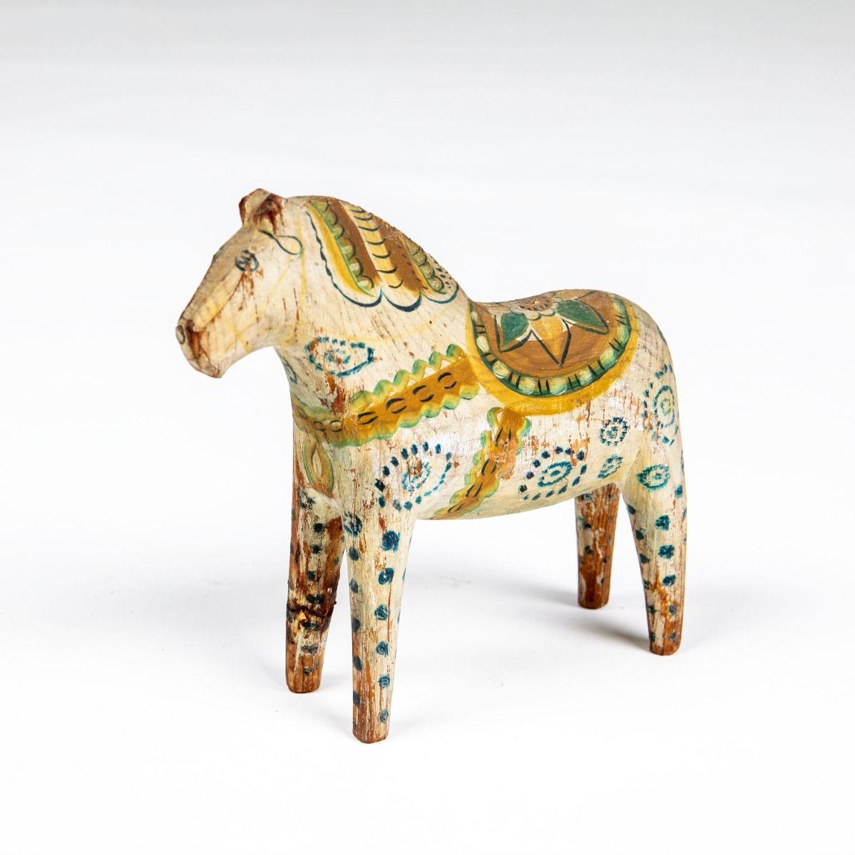 How do you identify wood carvings?