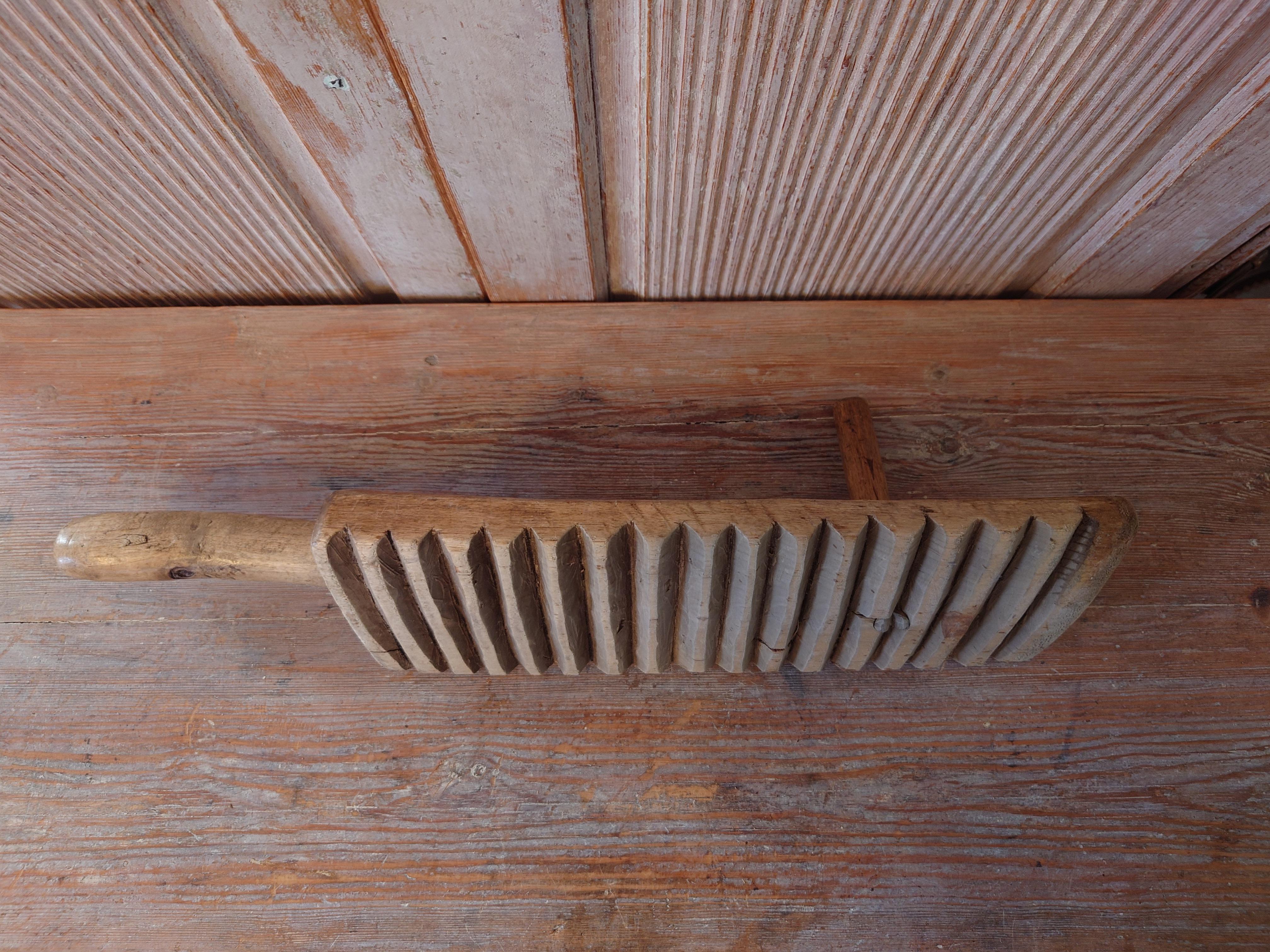Rare 19th Century Swedish Solid wooden Wash Board for Washing Clothes Old For Sale 5