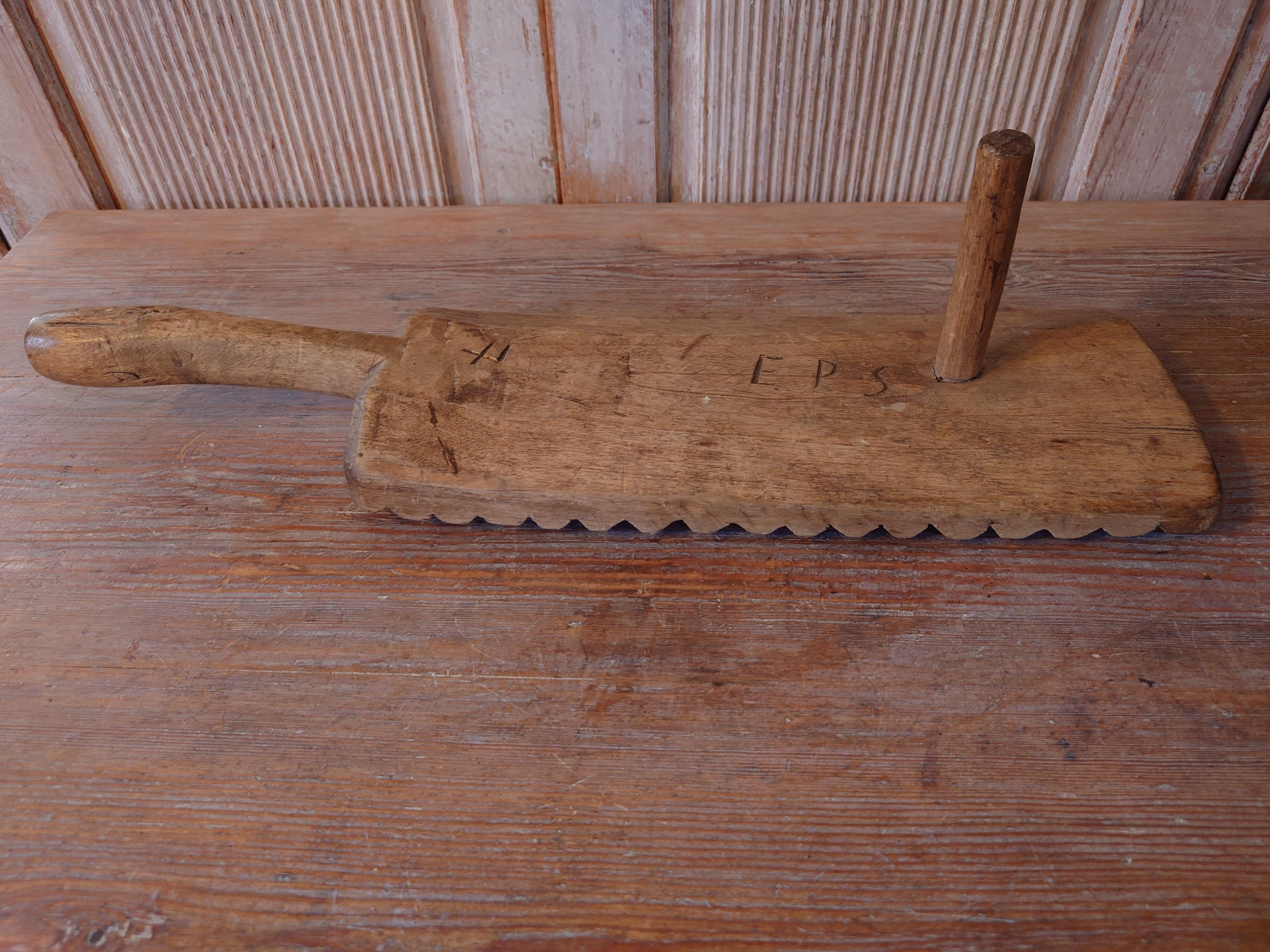 A handmade solid wood wash board. A wonderful decorative piece full of rustic charm, also can be used as an interesting serving tray.
The Wash board has a owner mark and signed EPS
It is stable in construction.
Made in pine.