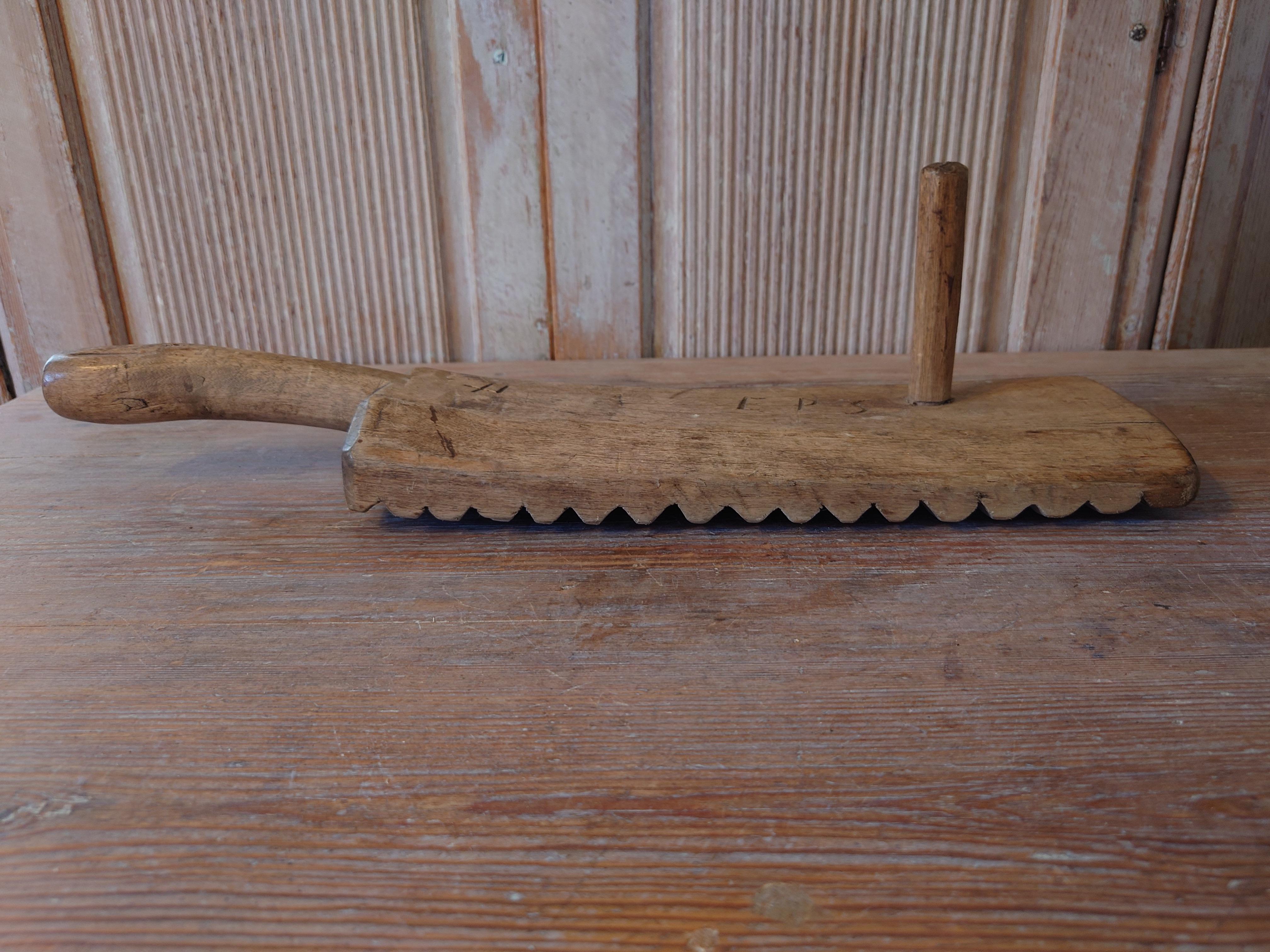 Hand-Carved Rare 19th Century Swedish Solid wooden Wash Board for Washing Clothes Old For Sale