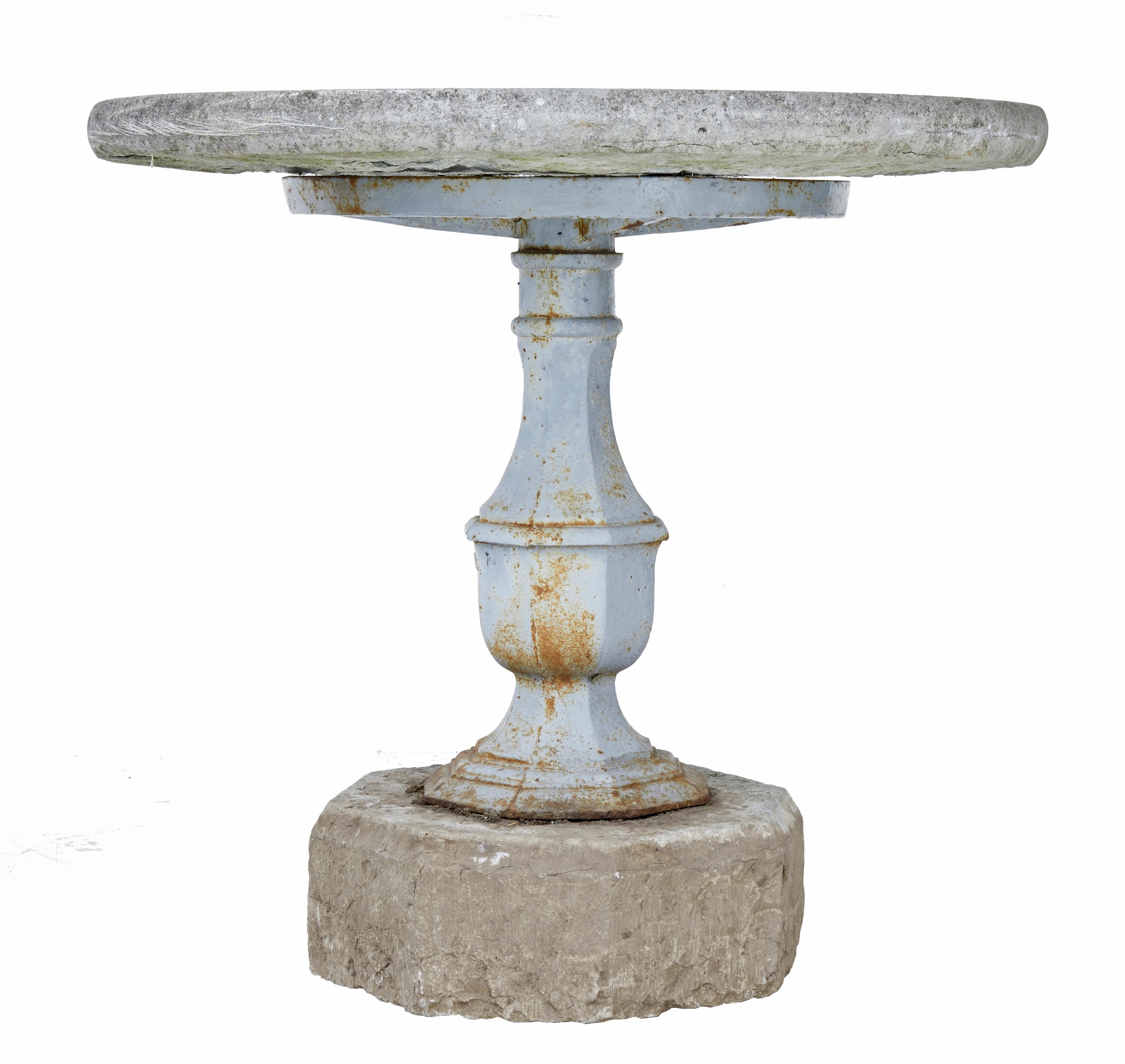 Raro tavolo da giardino svedese in pietra e ferro del XIX secolo, circa 1860.

La produzione di cannoni presso lo Stavsjo Bruk è ben nota ed è lì che è stata realizzata la base di questo tavolo. Il castello di Taxinge è una residenza signorile a
