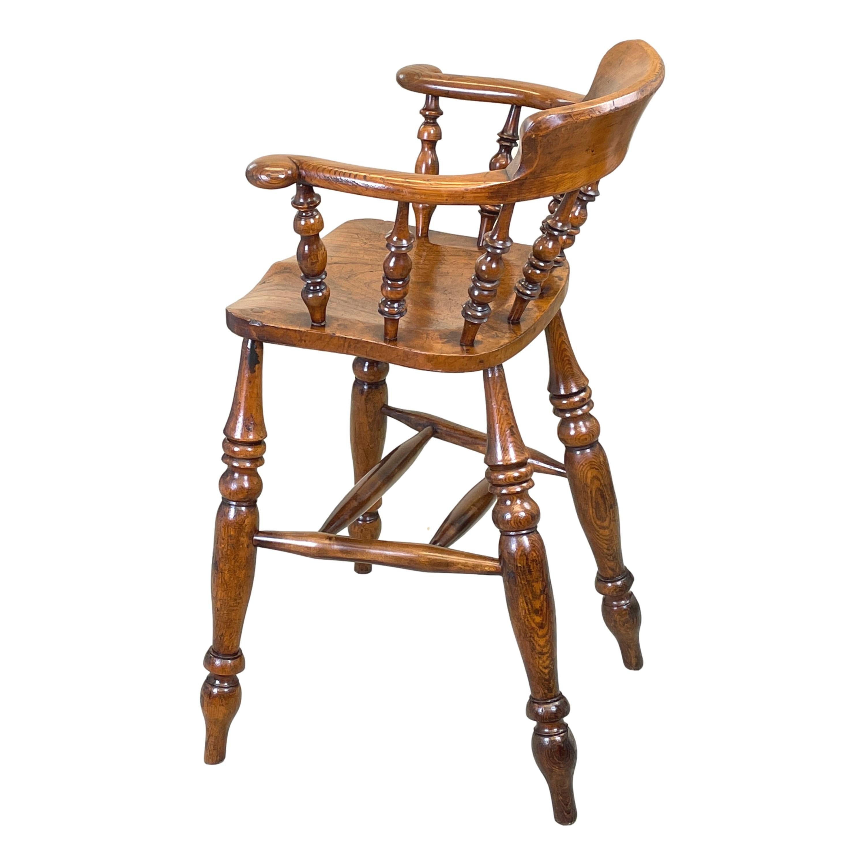 Une très rare pièce de campagne anglaise du milieu du 19ème siècle
Chaise de taverne, ou chaise haute de bureau, dotée d'une élégante
Fuseaux verticaux tournés vers l'arrière en arc
Siège en forme de selle superbement figuré et relevé
Sur