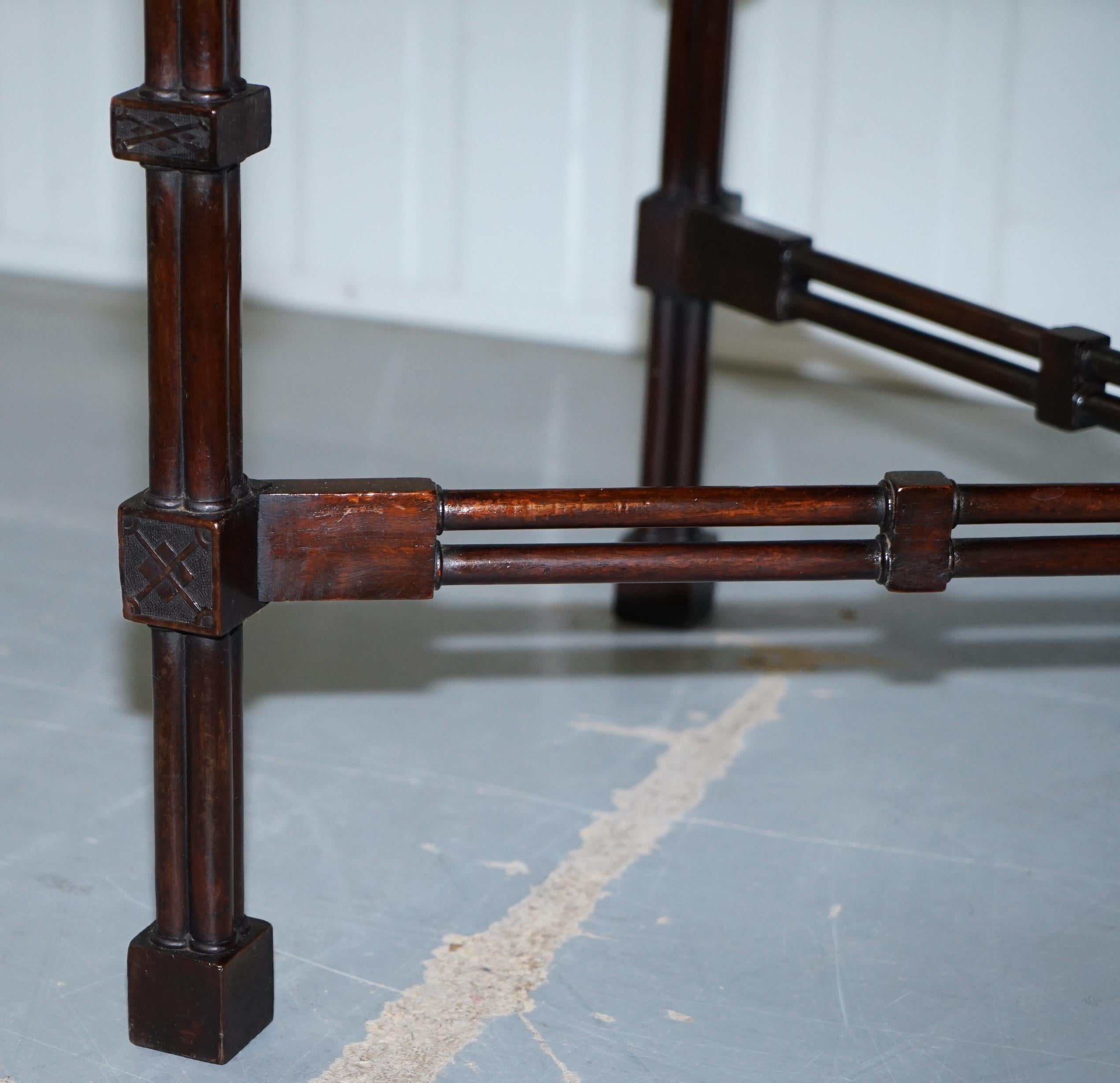 Rare table d'appoint Thomas Chippendale du 19ème siècle à pieds en forme de colonne et pieds en argent en vente 1