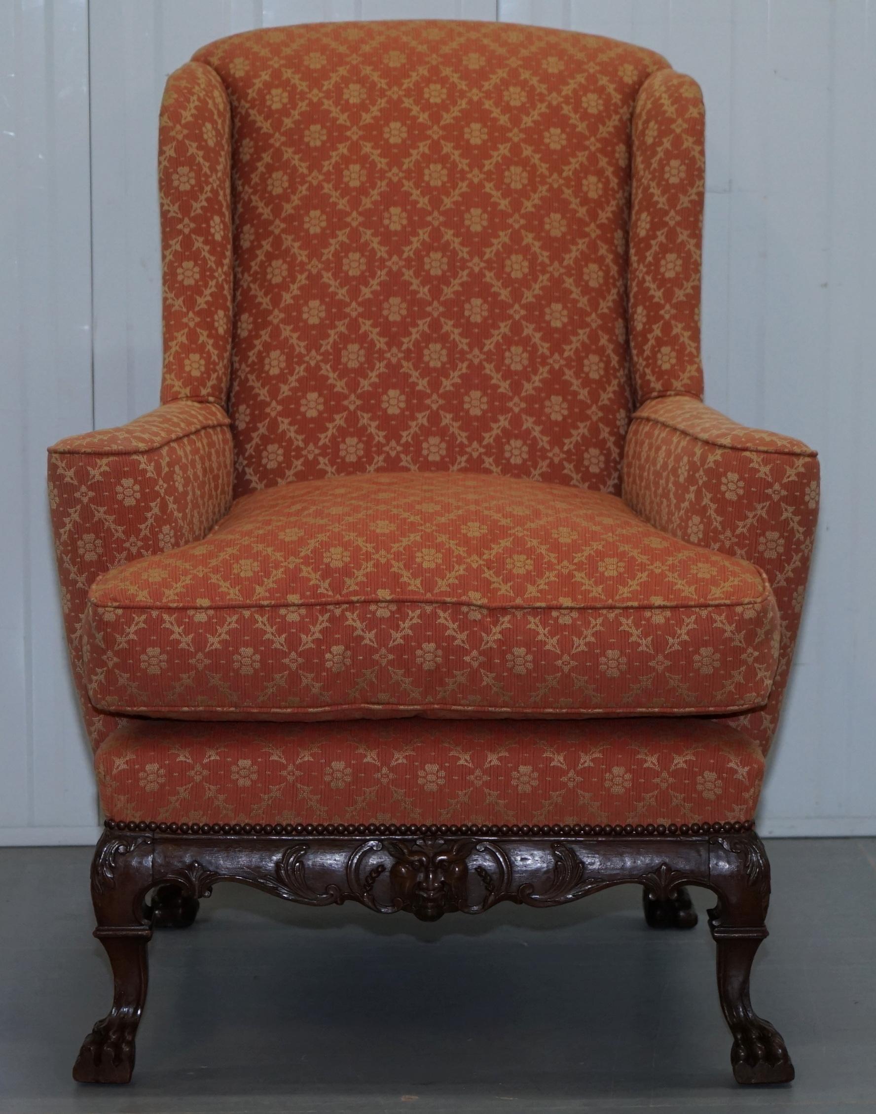 Nous sommes ravis d'offrir à la vente ce superbe fauteuil à dos ailé du 19ème siècle d'après le grand Thomas Chippendale

Un fauteuil très beau, bien fait et décoratif, les bras plats sont très 18ème siècle, la sculpture et le style général sont