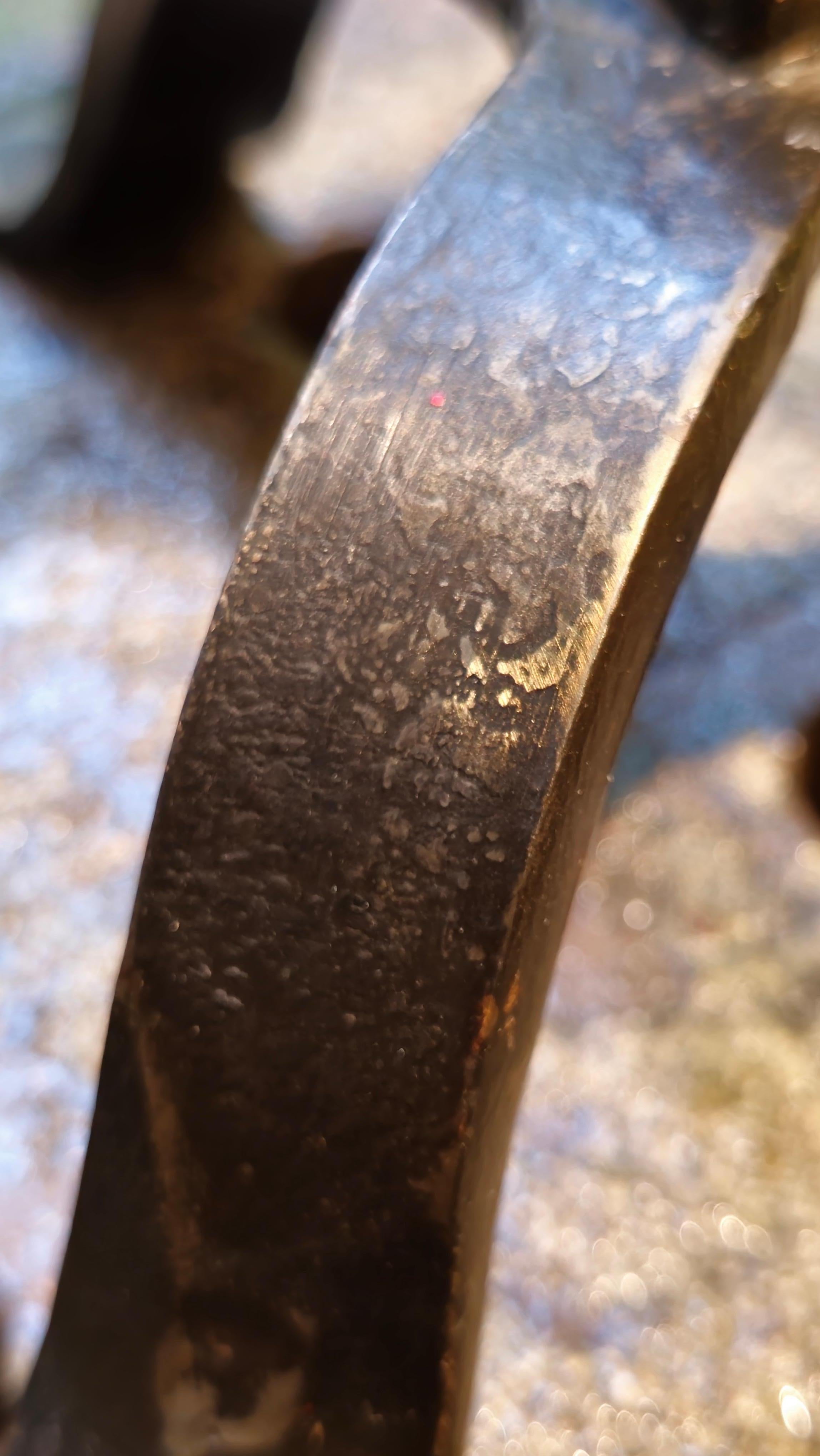 Este raro candelabro de tres brazos del siglo XIX está fabricado íntegramente en bronce macizo, una elección inusual y refinada en comparación con el hierro forjado, más utilizado en la época. Su silueta escultural está marcada por unos brazos