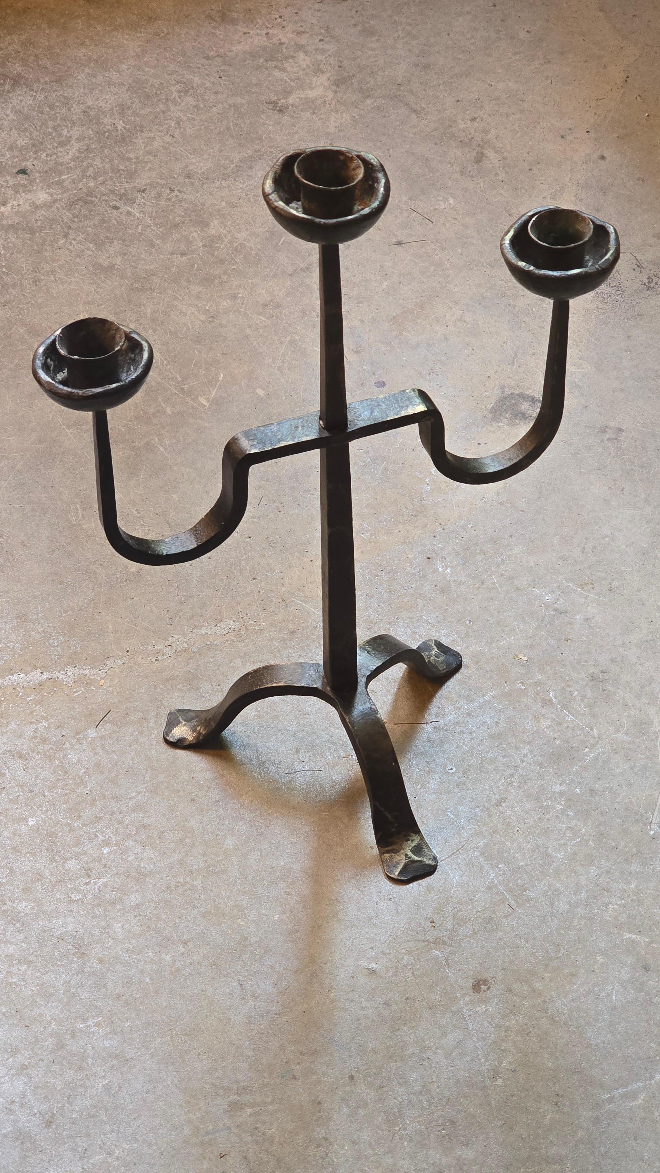 Raro candelabro de bronce de tres brazos del siglo XIX con líneas escultóricas Francés en venta