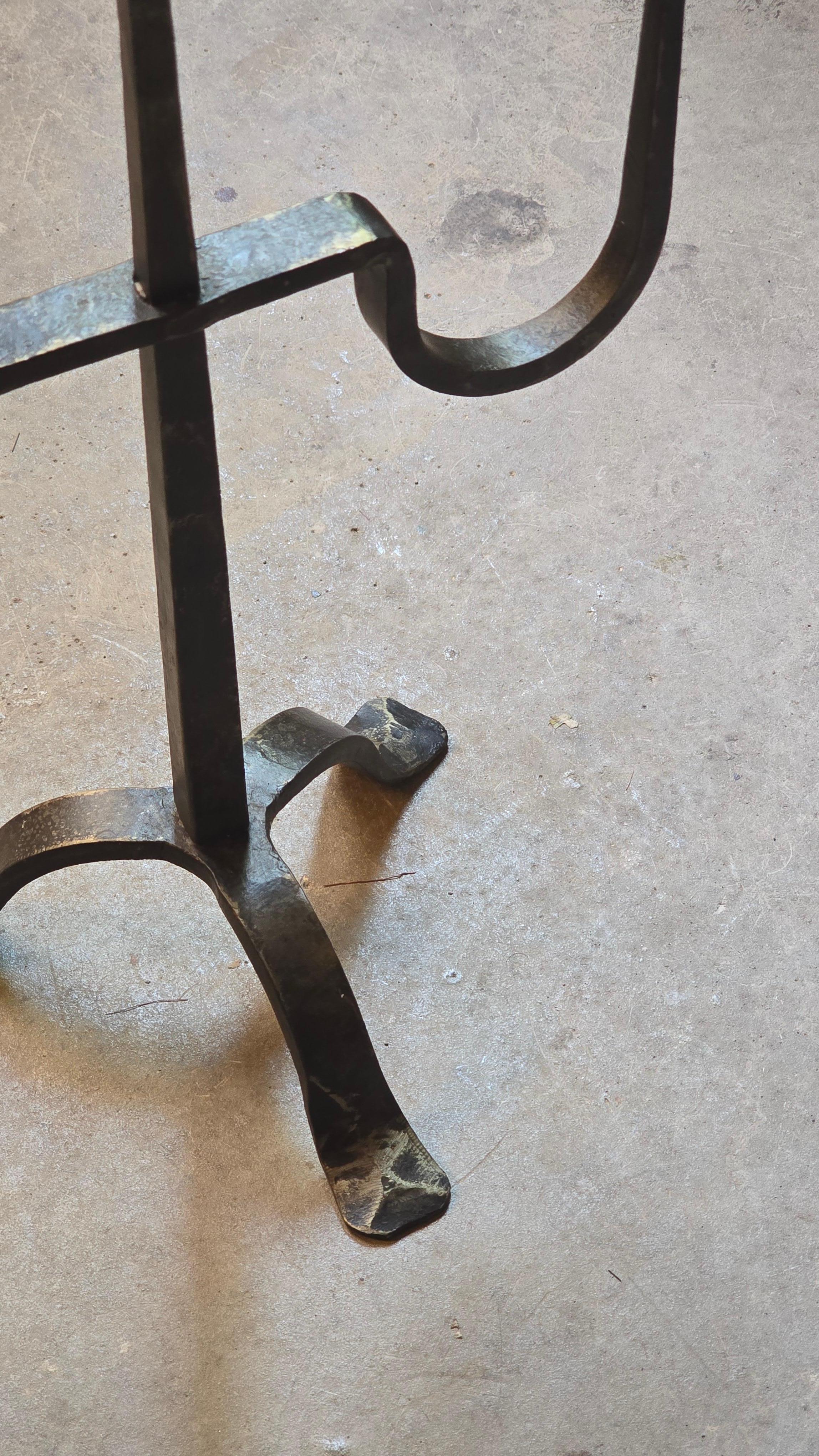 Raro candelabro de bronce de tres brazos del siglo XIX con líneas escultóricas en Bueno estado para la venta en PARIS, FR