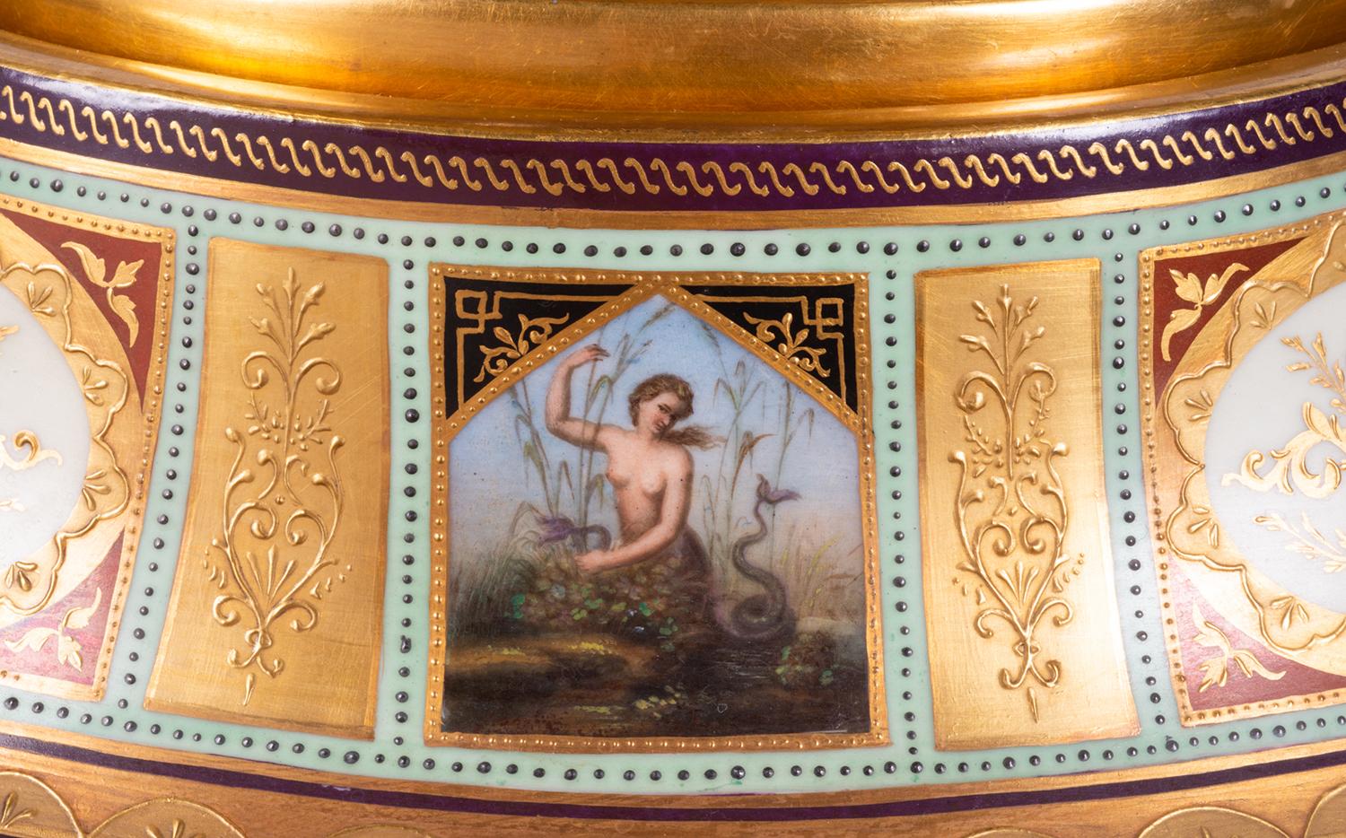 Rara guarnitura in porcellana di stile viennese del XIX secolo composta da tre grandi vasi con coperchio in vendita 3