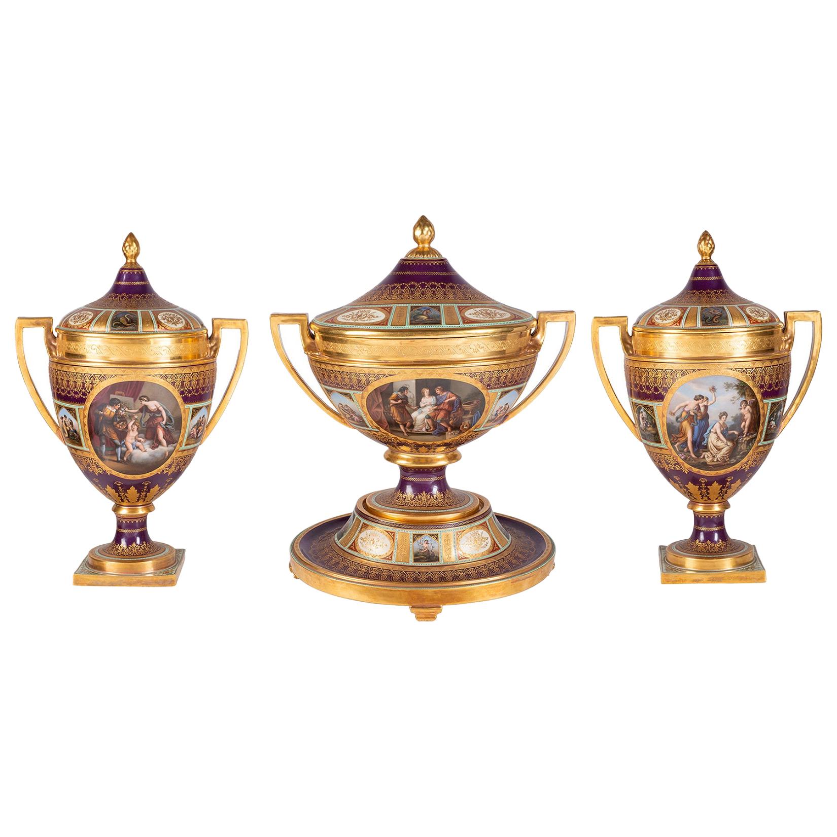 Garniture rare de trois grands vases à couvercle en porcelaine de style viennois du 19ème siècle