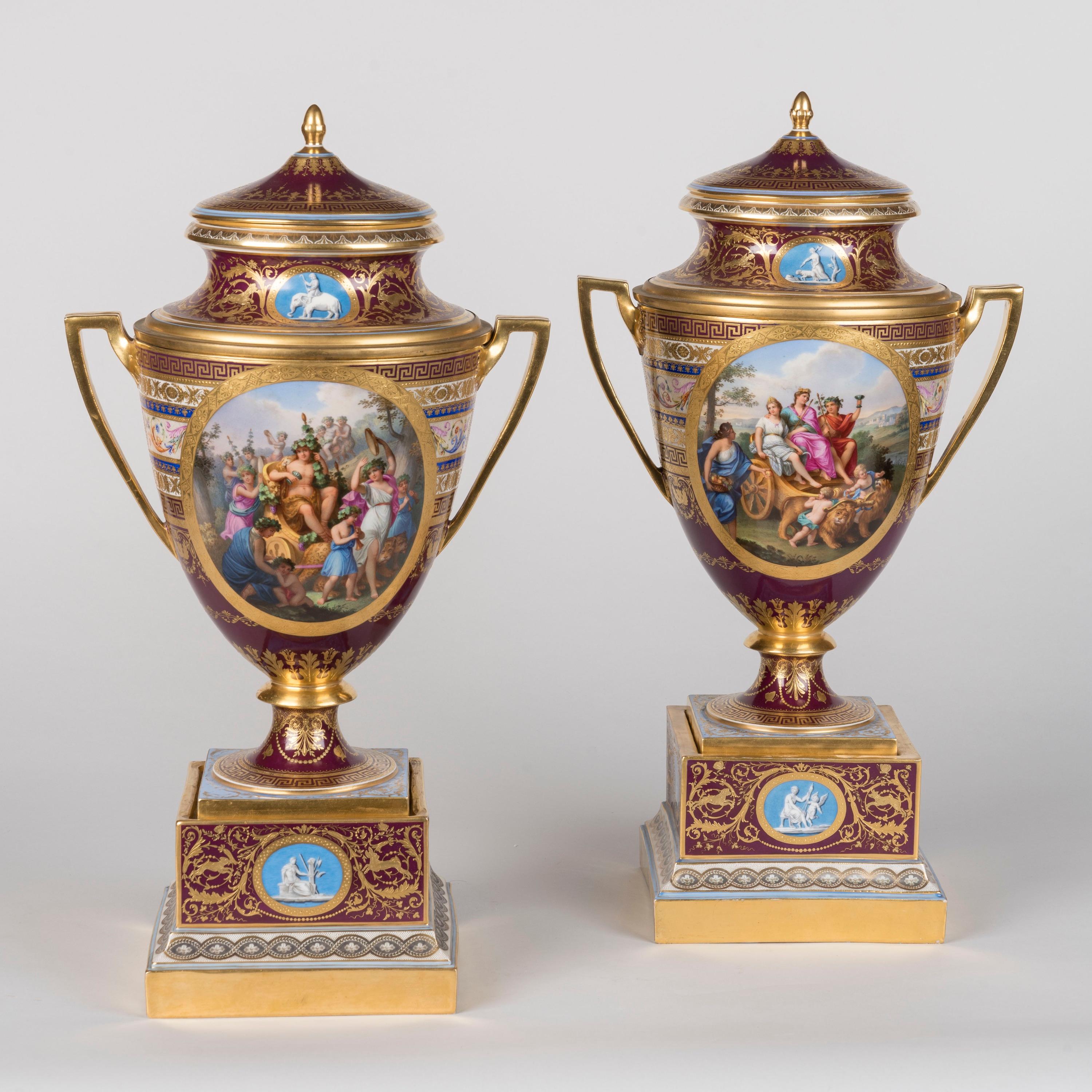 Ein seltenes und fein dekoriertes Paar Porzellan-Eisbecher auf Ständern, 

Herausragend ist die Verzierung der Vasen: die vier Medaillons, die neoklassische mythologische Szenen von Bacchus, Ceres, Ariadne und Europa darstellen, sind von