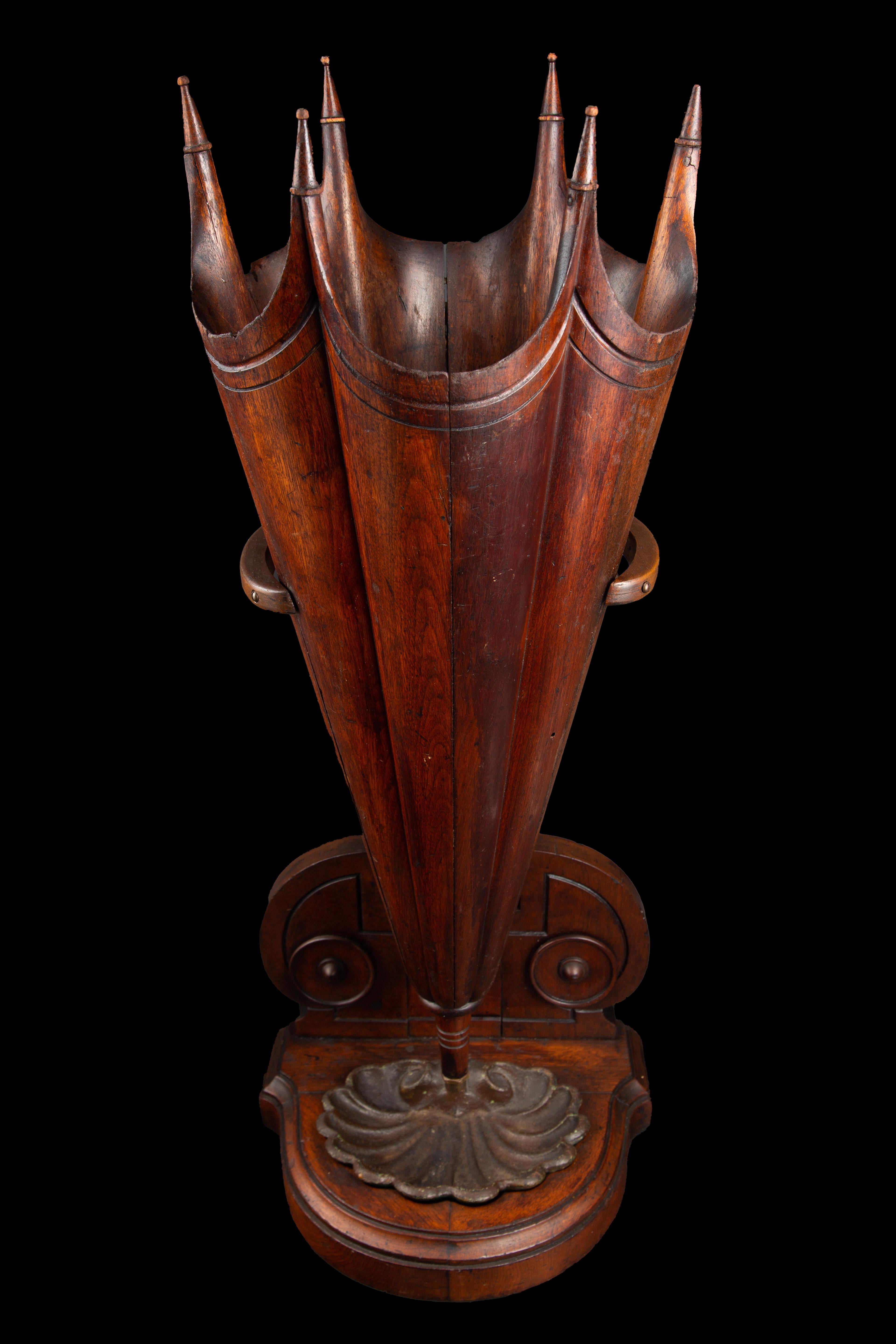 Seltener amerikanischer Schirmständer aus Nussbaumholz aus dem 19. Jahrhundert mit einer Tropfschale aus Metall. Wunderschön geschnitzt!