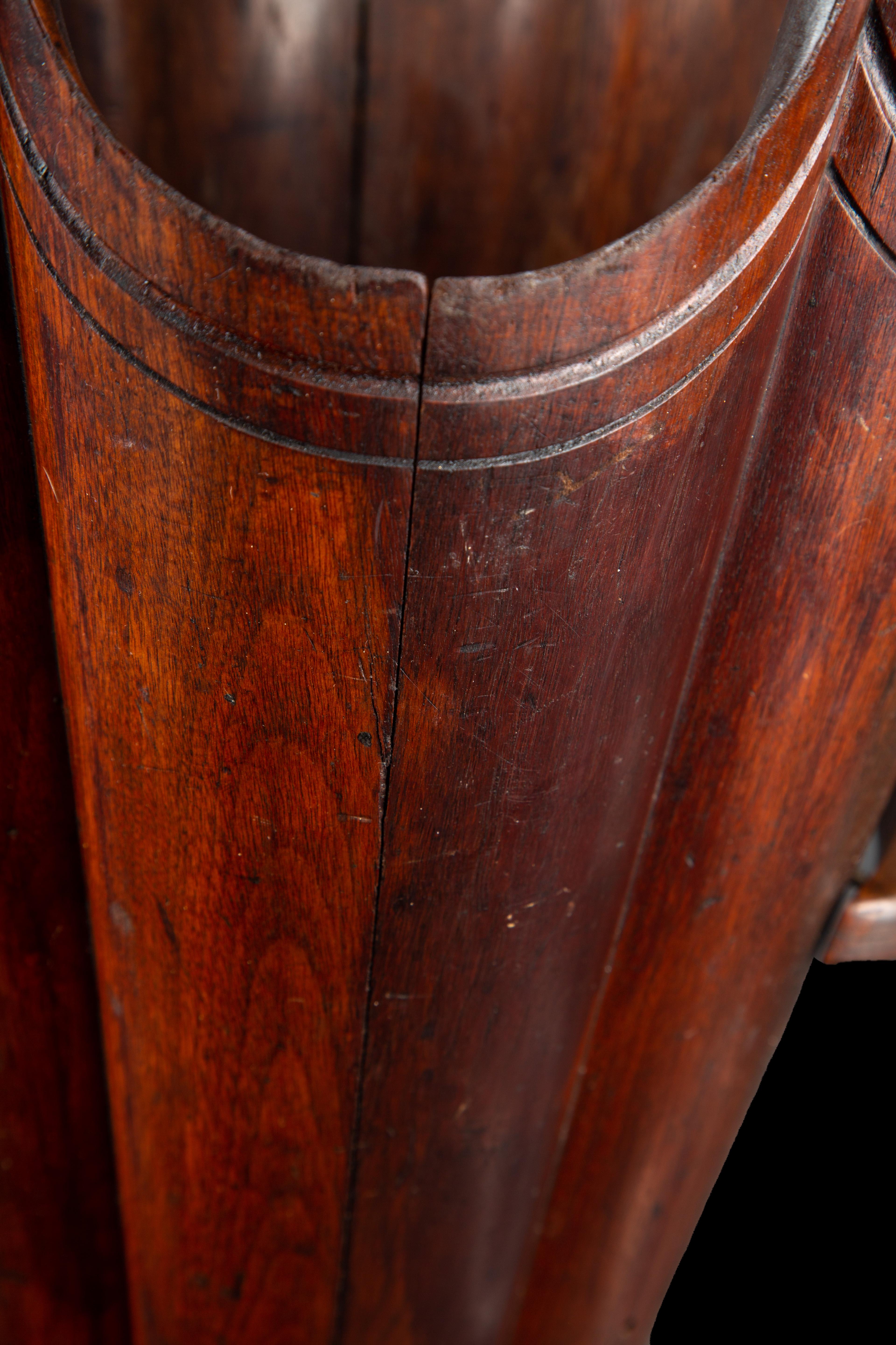Seltene 19. Jahrhundert Nussbaum Hand geschnitzt Holz Regenschirm.... Schirmständer im Zustand „Gut“ im Angebot in New York, NY