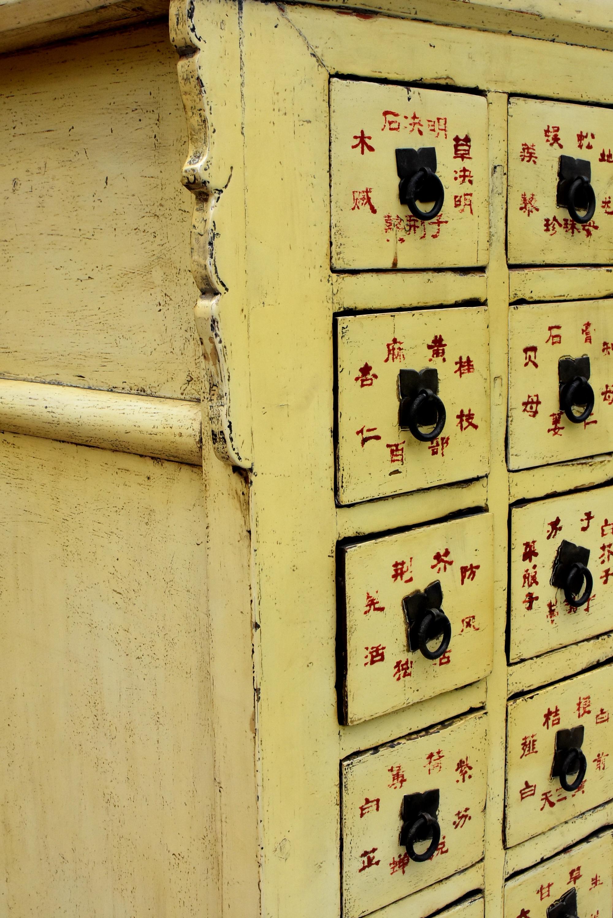 Rare armoire d'apothicaire chinoise jaune du 19ème siècle à 67 tiroirs en vente 7