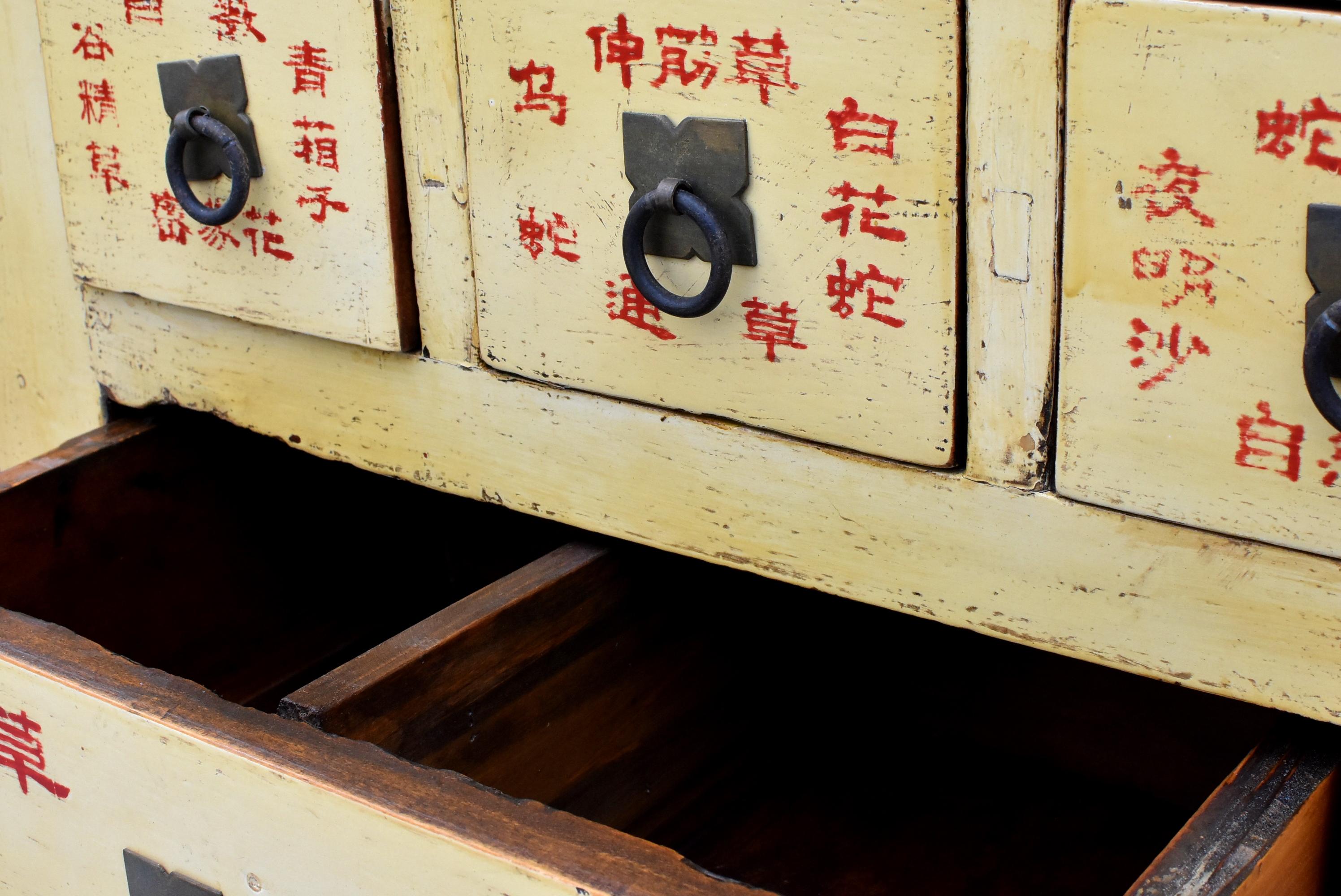 Rare armoire d'apothicaire chinoise jaune du 19ème siècle à 67 tiroirs en vente 9