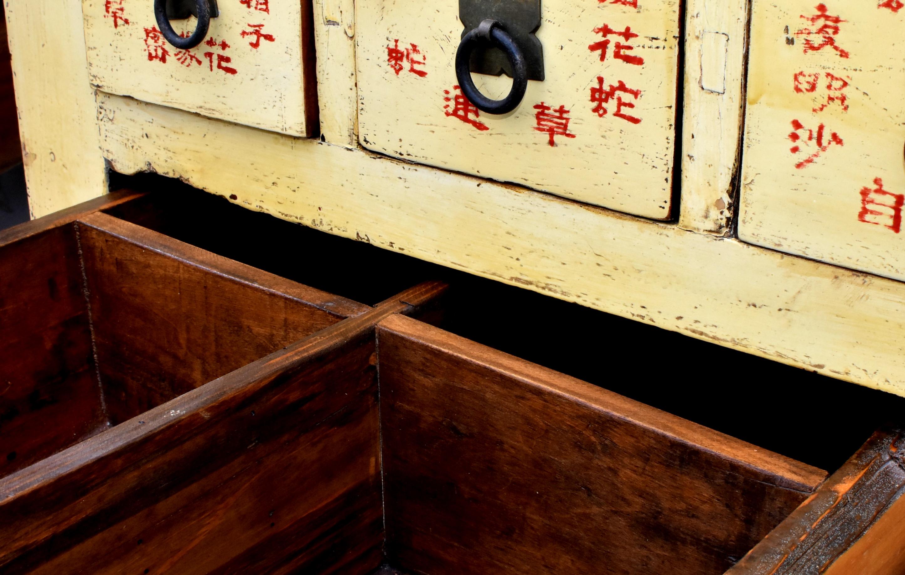 Seltener gelber chinesischer Apothekerschrank des 19. Jahrhunderts, 67-teilige Schubladen im Angebot 12