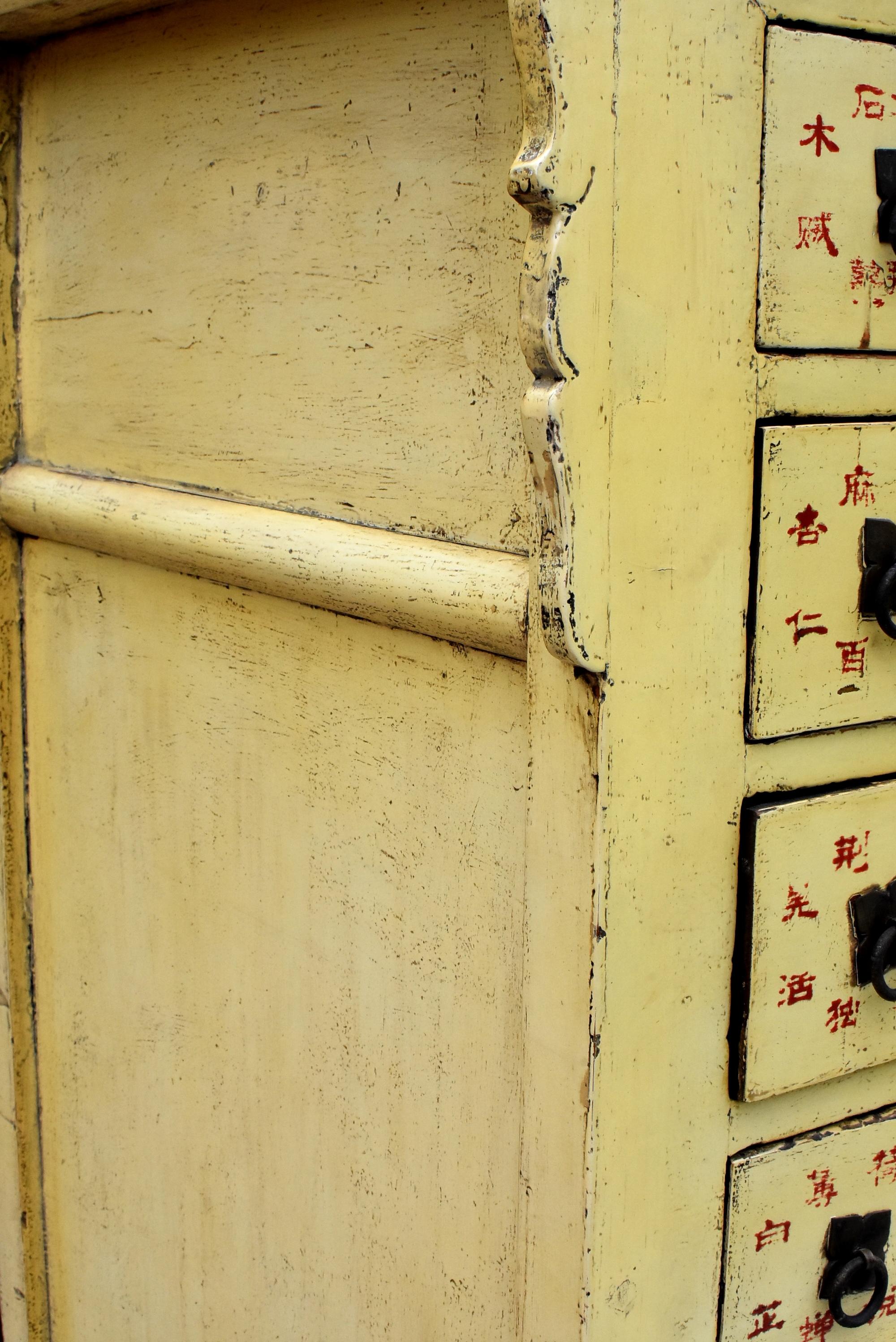 Rare armoire d'apothicaire chinoise jaune du 19ème siècle à 67 tiroirs en vente 11