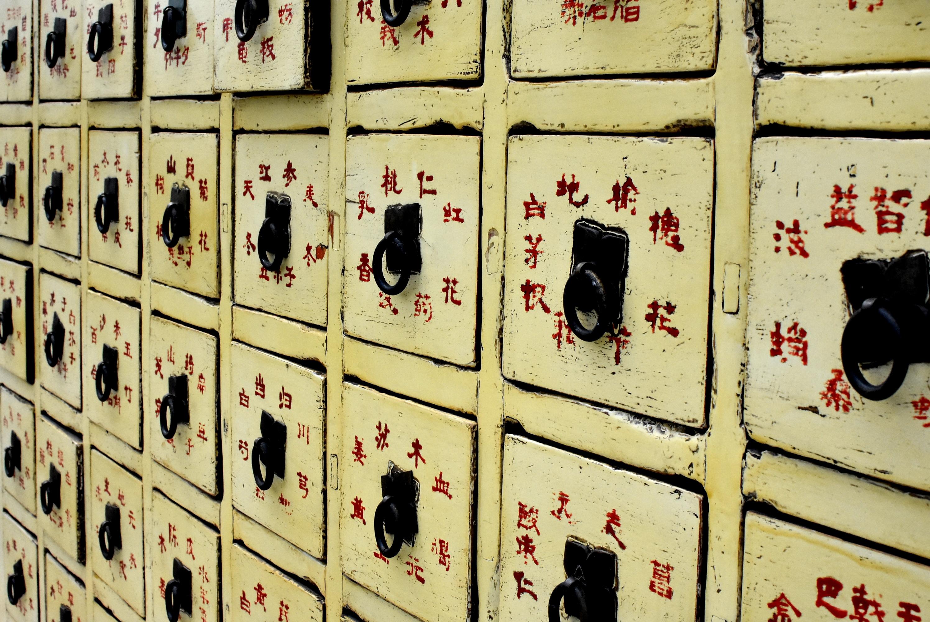 Chinois Rare armoire d'apothicaire chinoise jaune du 19ème siècle à 67 tiroirs en vente