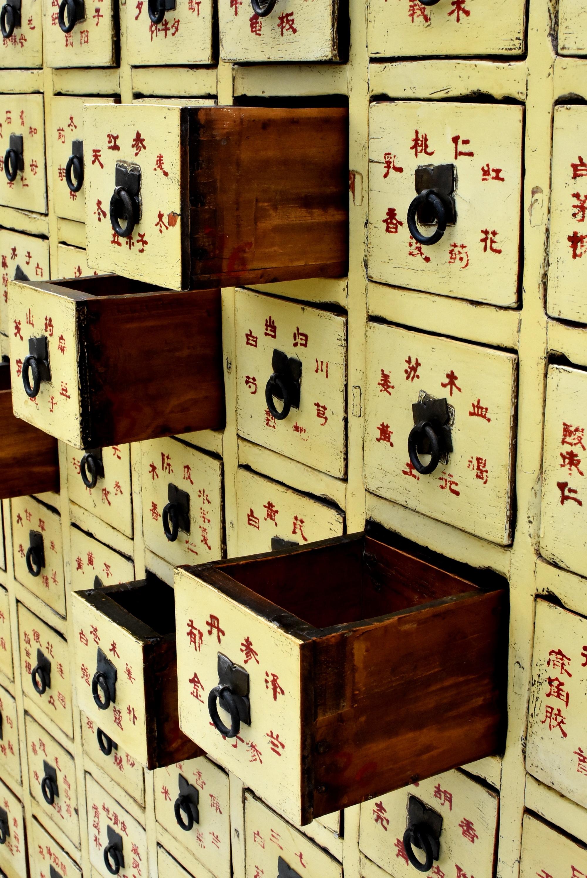Peint à la main Rare armoire d'apothicaire chinoise jaune du 19ème siècle à 67 tiroirs en vente